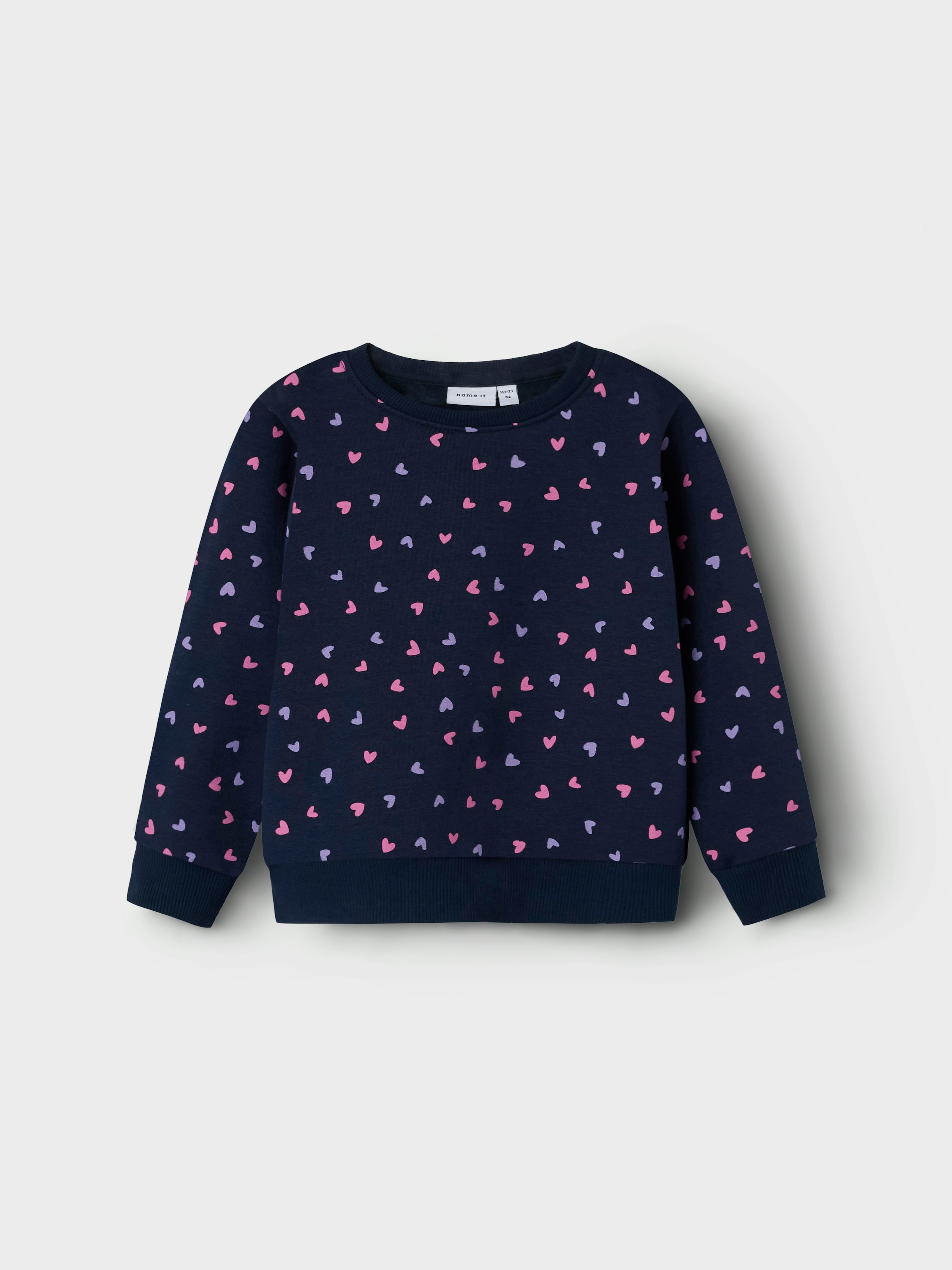 Image of Name It Sweatshirt "NMFDAVINA LS SWEAT FLEECE BRU NOOS", in klassischer Form und mit tollem Alloverprint