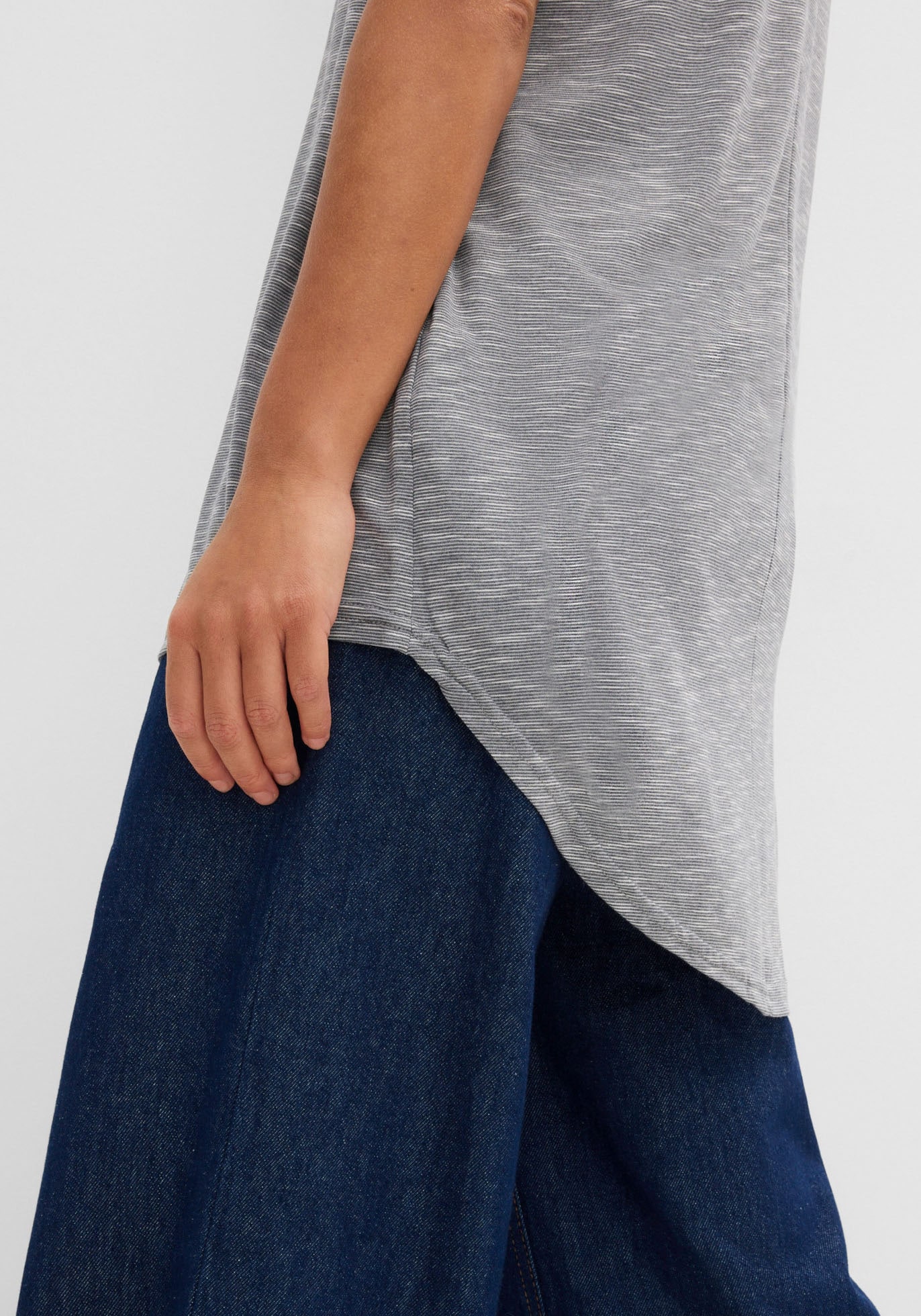 bonprix T-shirt long »Longshirt aus Viskose-Mischung« lässige Passform, längeres Rückenteil, abgerundeter Saum