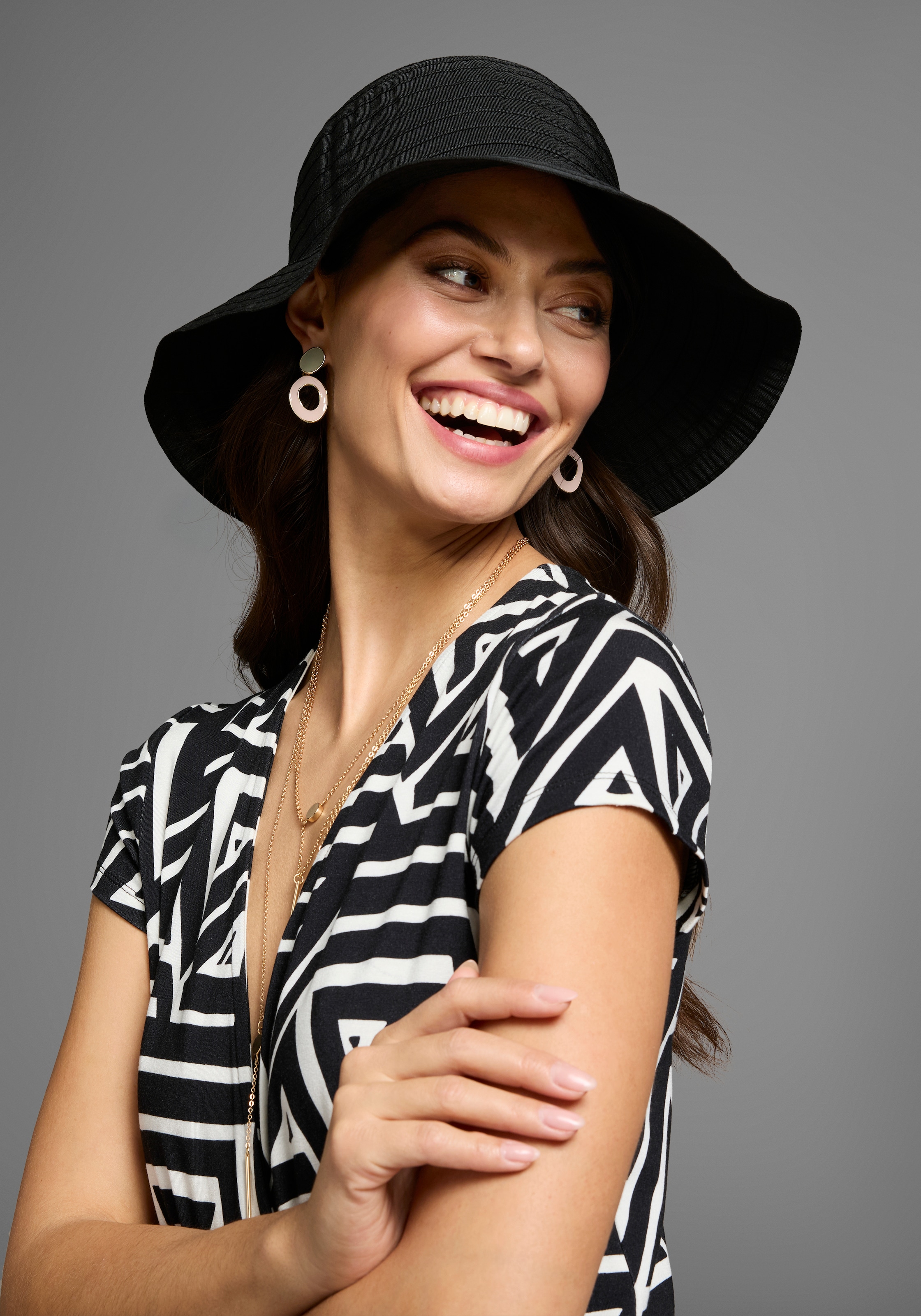 Image of Laura Scott Sonnenhut im eleganten Look, knautsch und faltbar