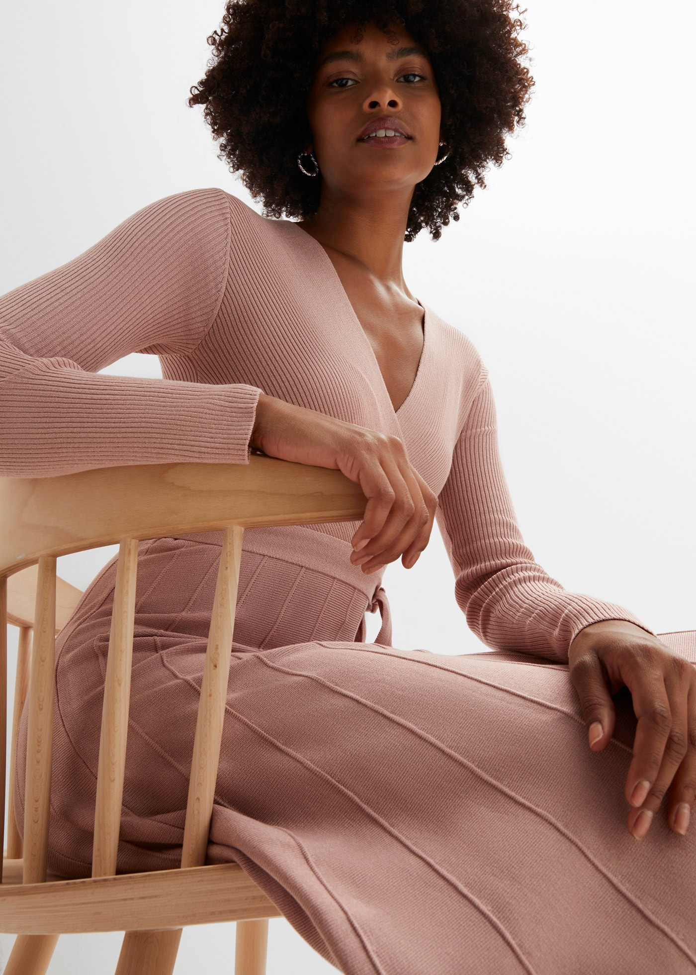 bonprix Strickkleid aus Viskose und Polyamid, ausgestellte Passform, eleganter Stil