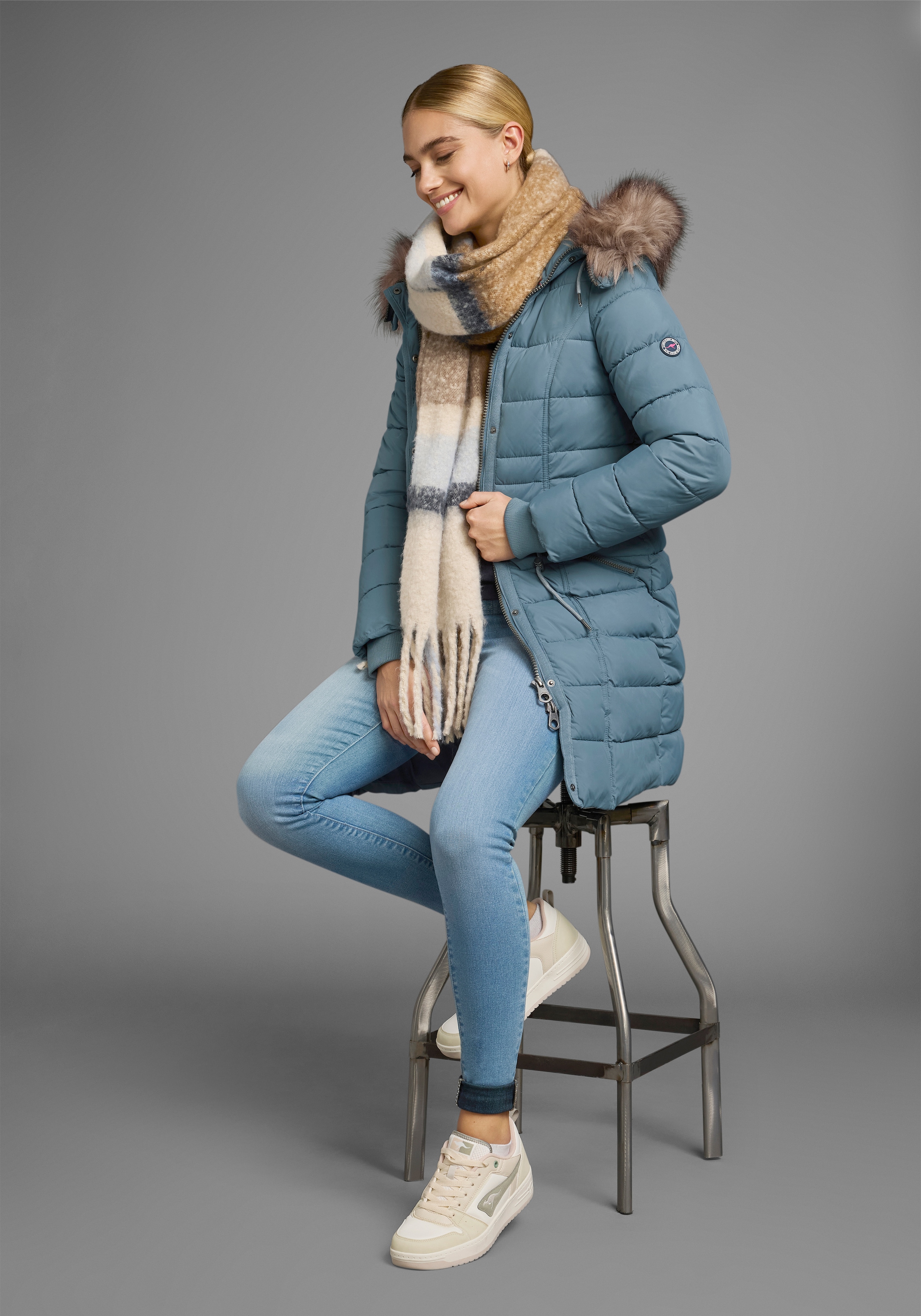 KangaROOS Steppjacke, mit Kapuze, figurbetonter Schnitt, mit Reissverschlusstaschen