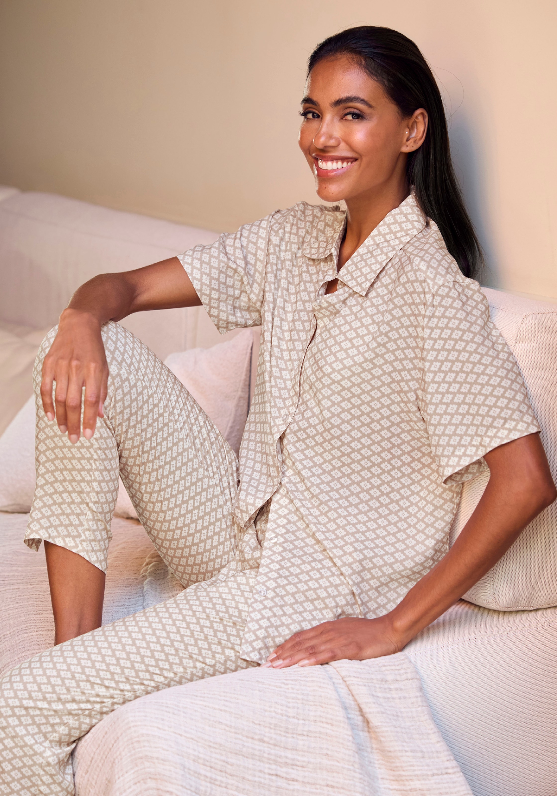 LASCANA Pyjamaoberteil, Mit edlem Allover-Druck