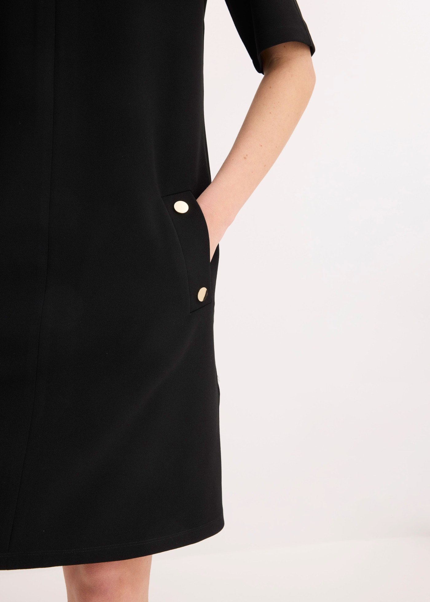 bonprix Robe midi coupe loose fit, manches courtes, en polyester et élasthanne, longueur midi