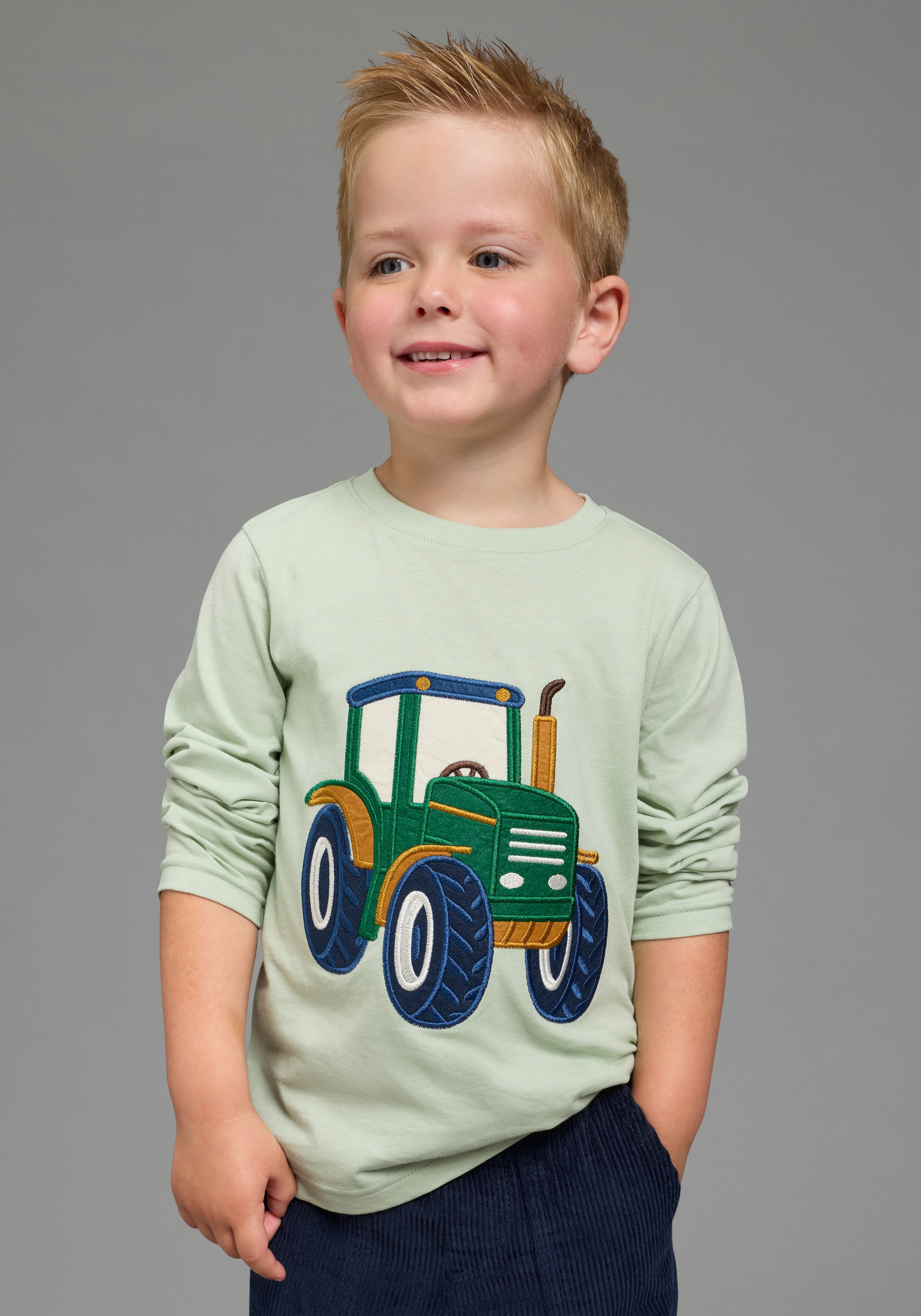 Image of KIDSWORLD Langarmshirt "Shirt mit grosser Traktor Frottee-Applikation" Traktor-Applikation,hüftlange Basic-Passform, Langarm, modischer Stil