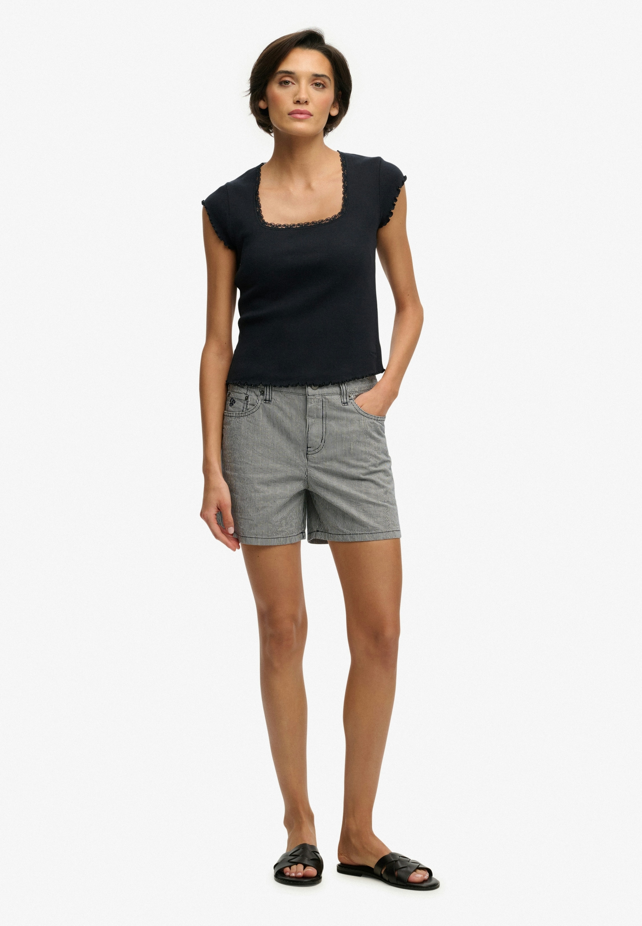Superdry Jeanshotpants »MID RISE STRIPE SHORT« Slim Fit, aus Baumwolle, ca. Mitte Oberschenkel lang, mit 1-Knopf-Form