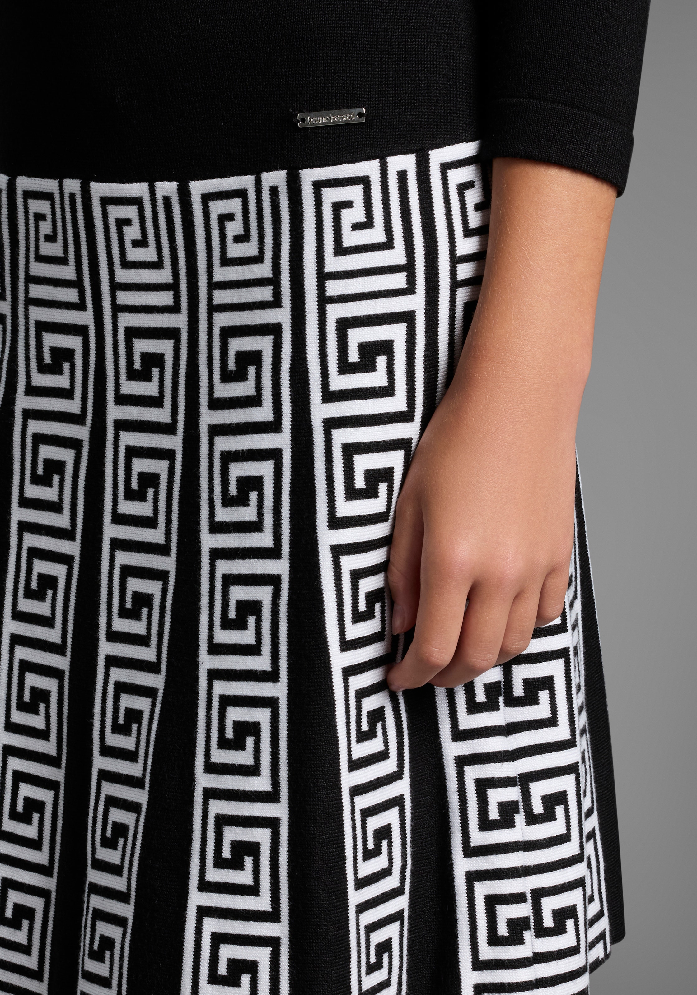 Bruno Banani Robe en tricot »Strickkleid mit Faltenrock und Jacquardmuster« NEUHEIT: BRUNO BANANI für TEENS! Trendiges Strickkleid