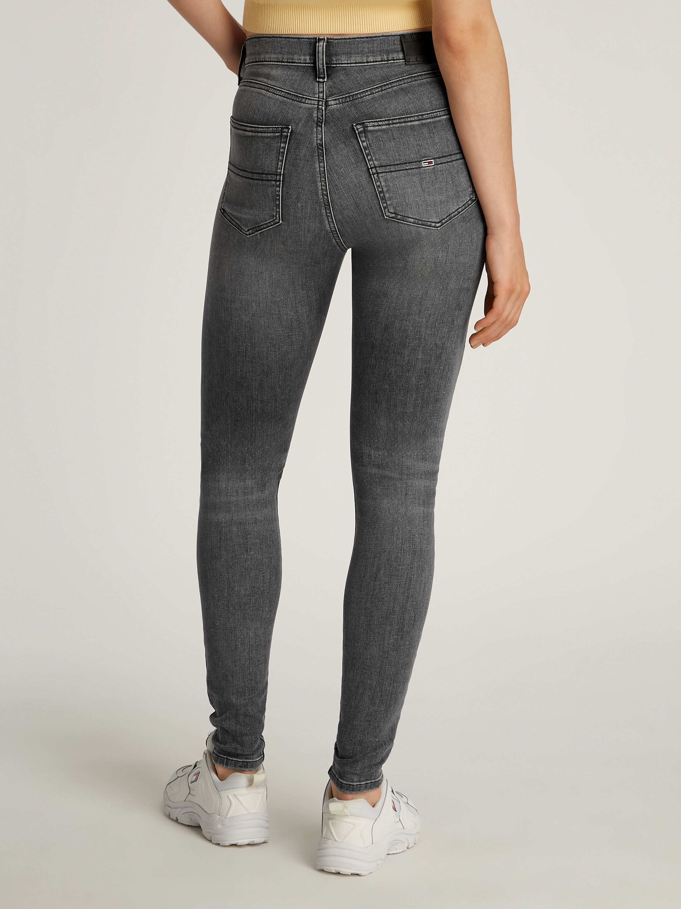 Tommy Jeans Skinny-fit-Jeans »Sylvia High Rise Skinny«, mit Logo-Badge