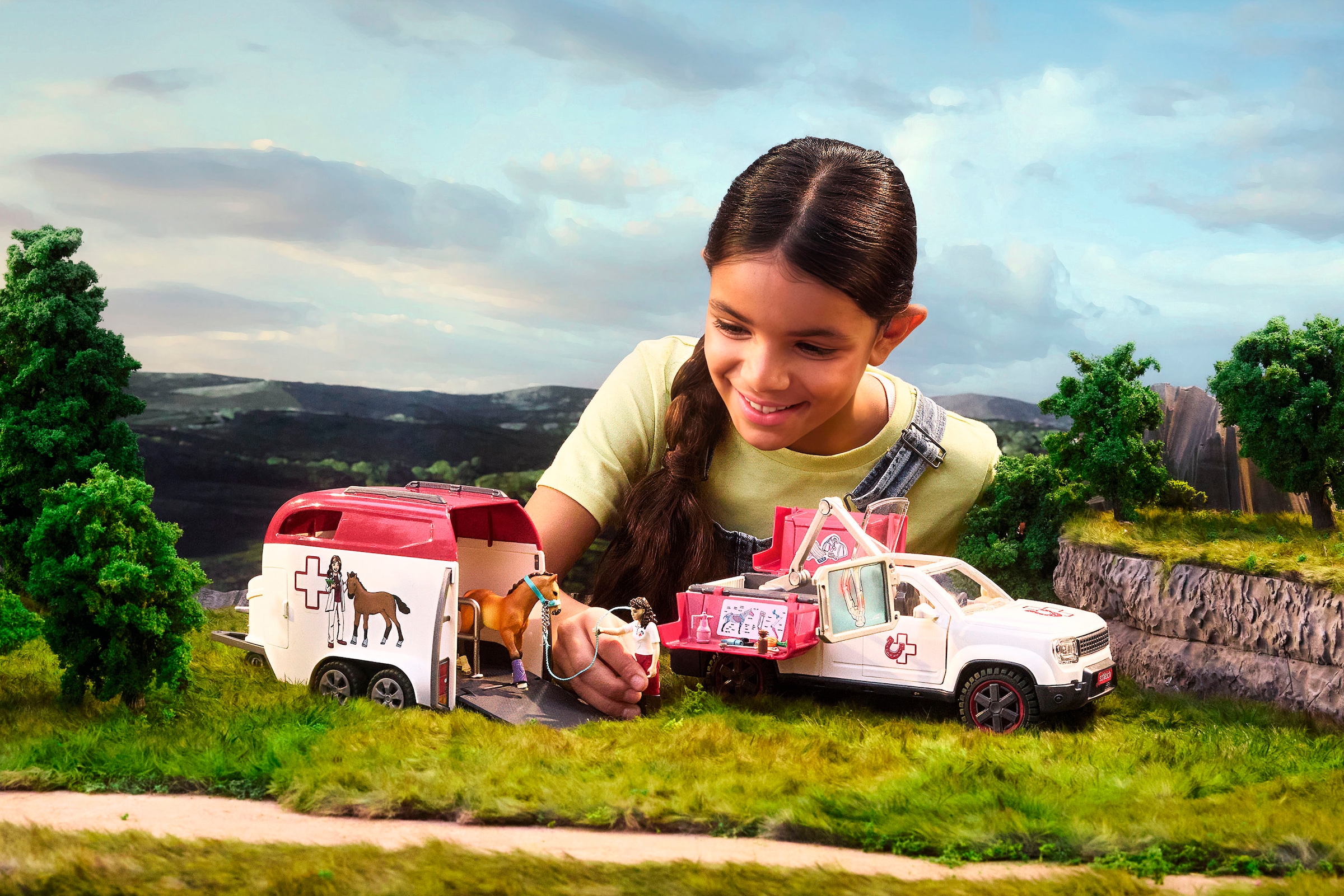 Schleich® Voiture-jouet »HORSE CLUB, Mobile Tierärztin mit Anhänger (42704)« Made in Europe