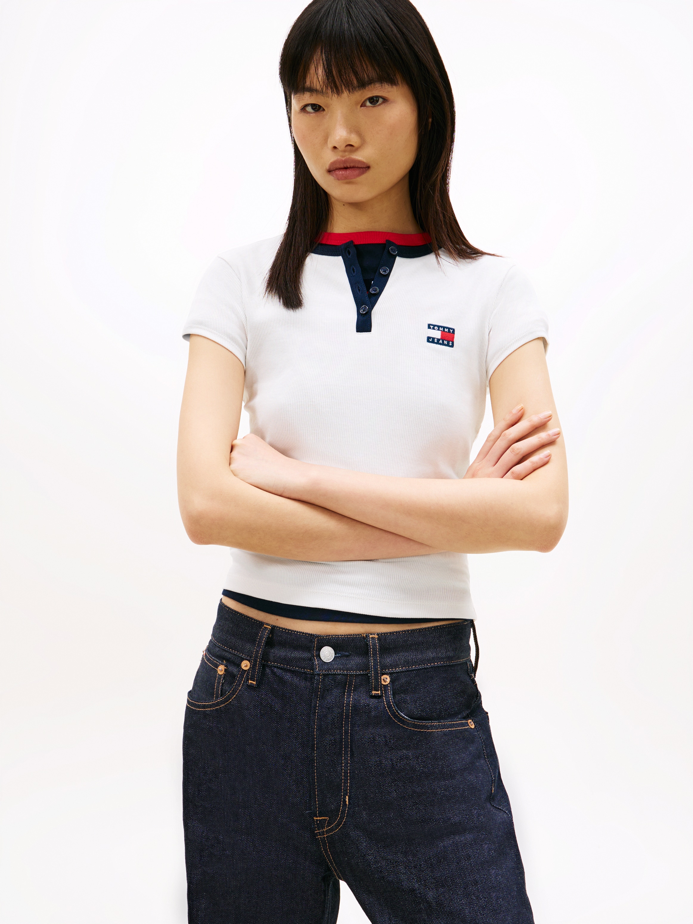 Image of Tommy Jeans Henleyshirt "TJW SLIM HENLEY BADGE SS TEE" mit Kontrastdetail