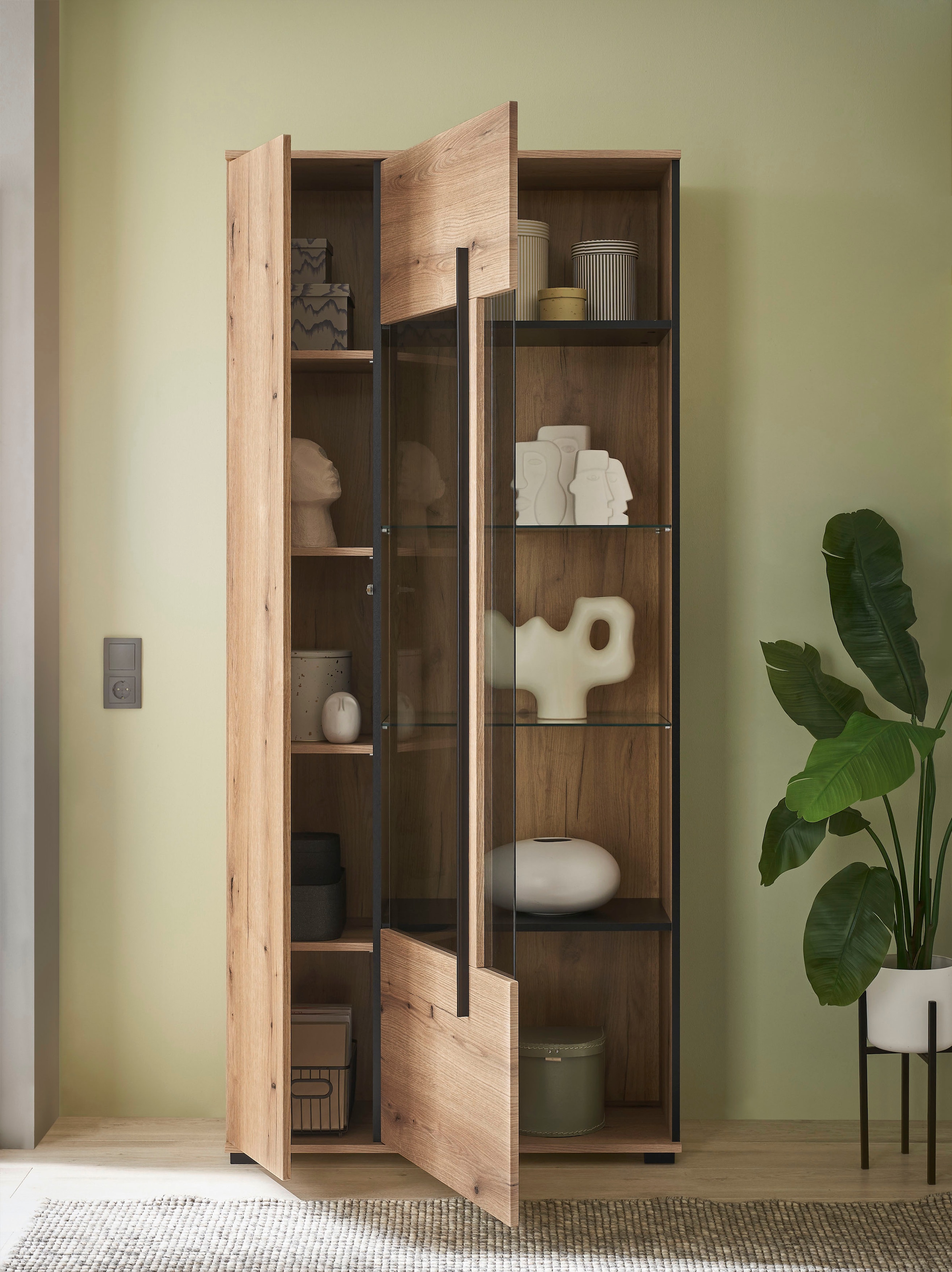 INOSIGN Vitrine »Cantara, Vitrinenschrank in Eiche Evoke oder weiss, Standvitrine«, schwarzer Stangengriff, ausreichend Stauraum, vielseitig einsetzbar
