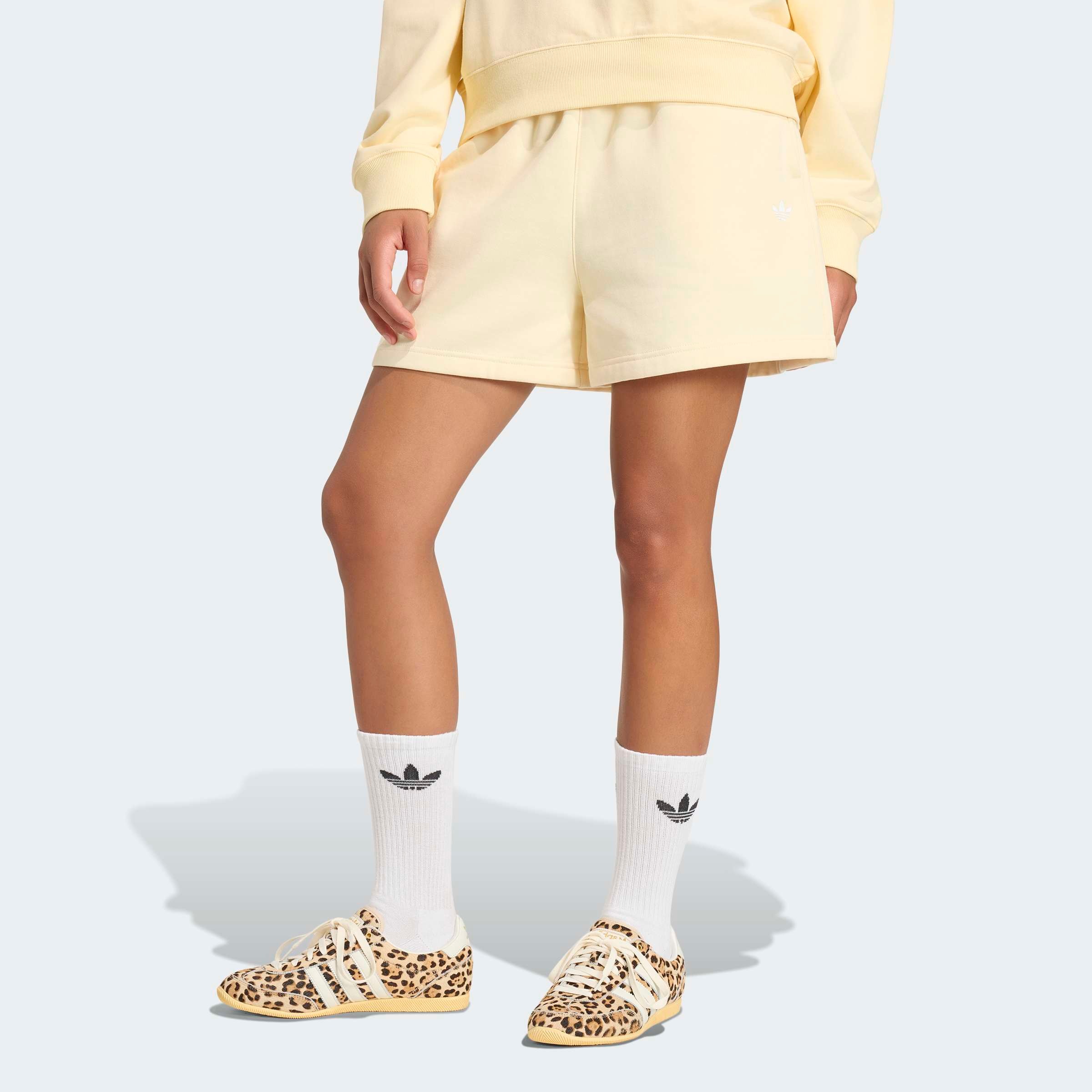 adidas Originals Shorts »ESSENTIALS FLEECE-, LOCKER GESCHNITTEN«  mit engem Schnitt, aus Baumwolle und Polyester
