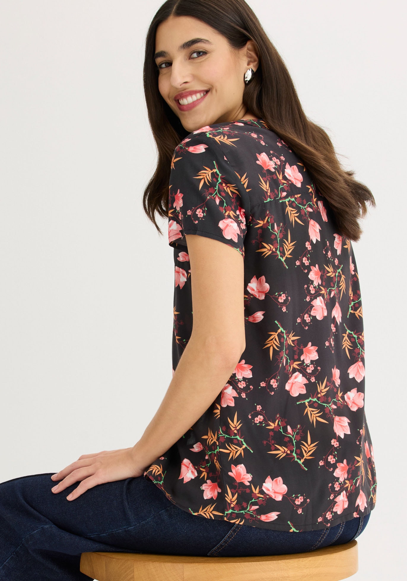 bonprix Blouse à manches courtes Regular Fit, für Businessmode, aus Viskose, feminin gestaltet