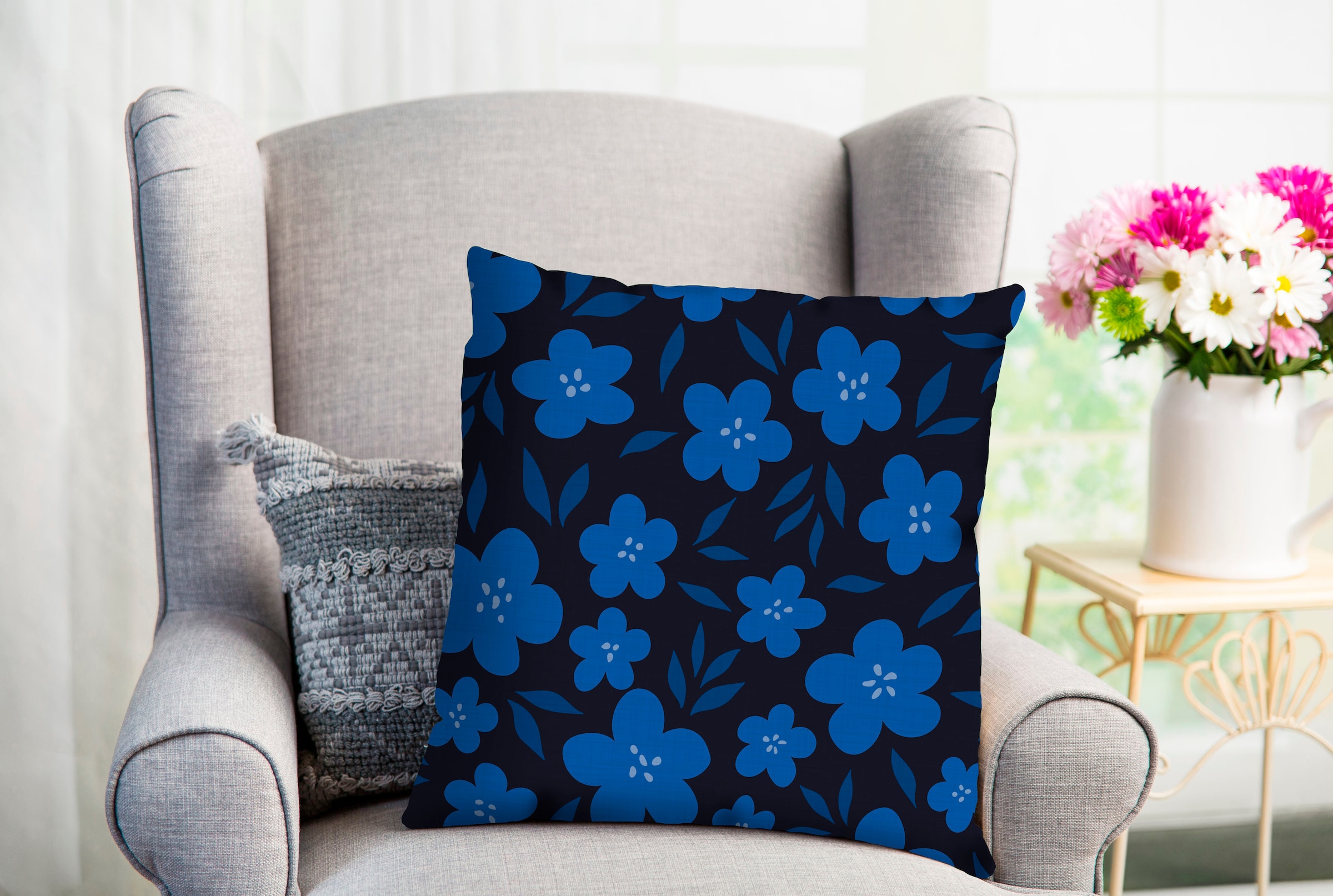 Image of queence Dekokissen "Fango" Kissenhülle,Blaue Blumen,Schwarzer Hintergrund,Kontrastreich,Eleganz