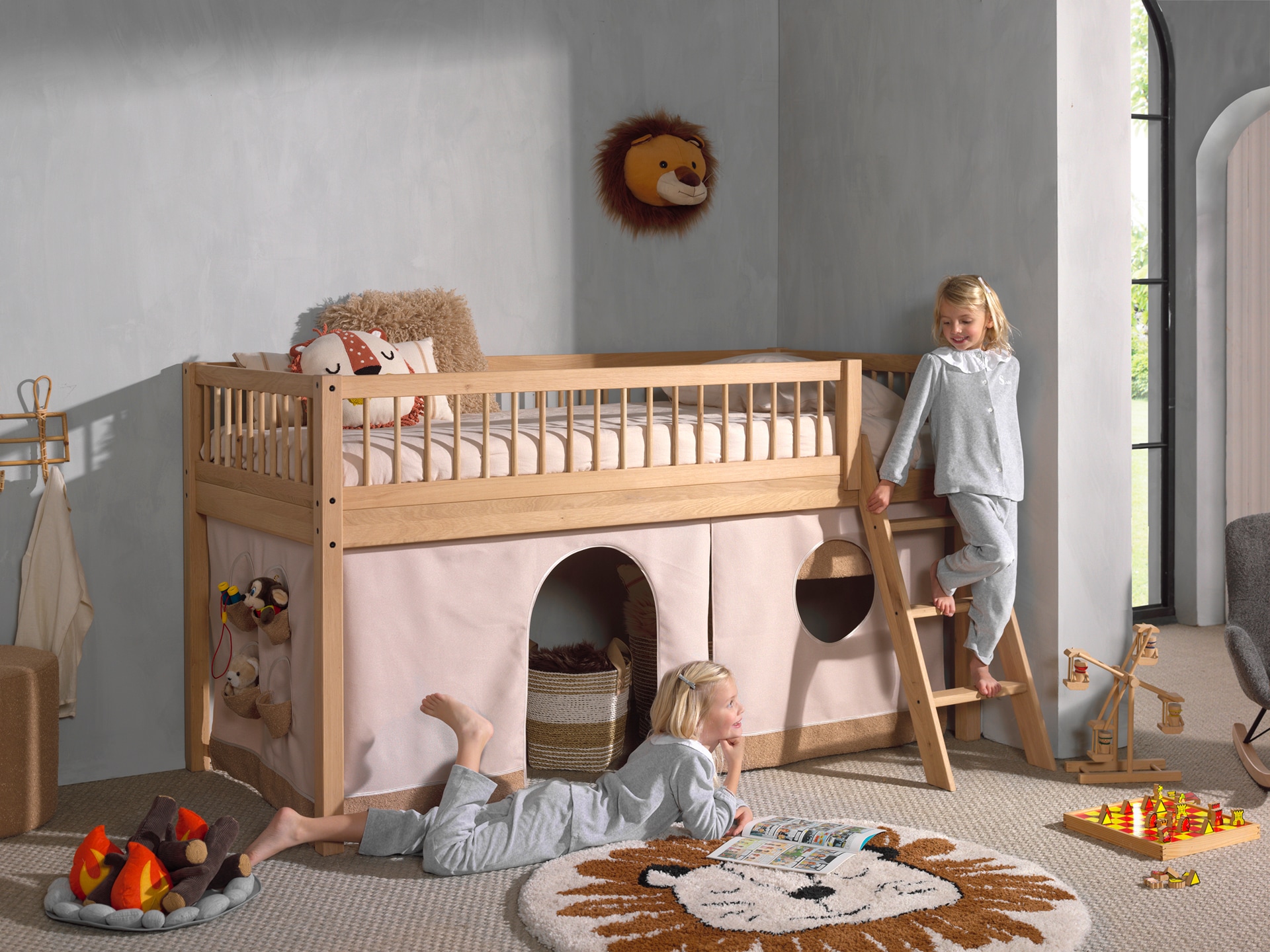 Vipack Spielbett Made in Europe,  aus Eiche geölt, LF 90x2000cm, RR, Leiter, Vorhang u. Absturzschutz