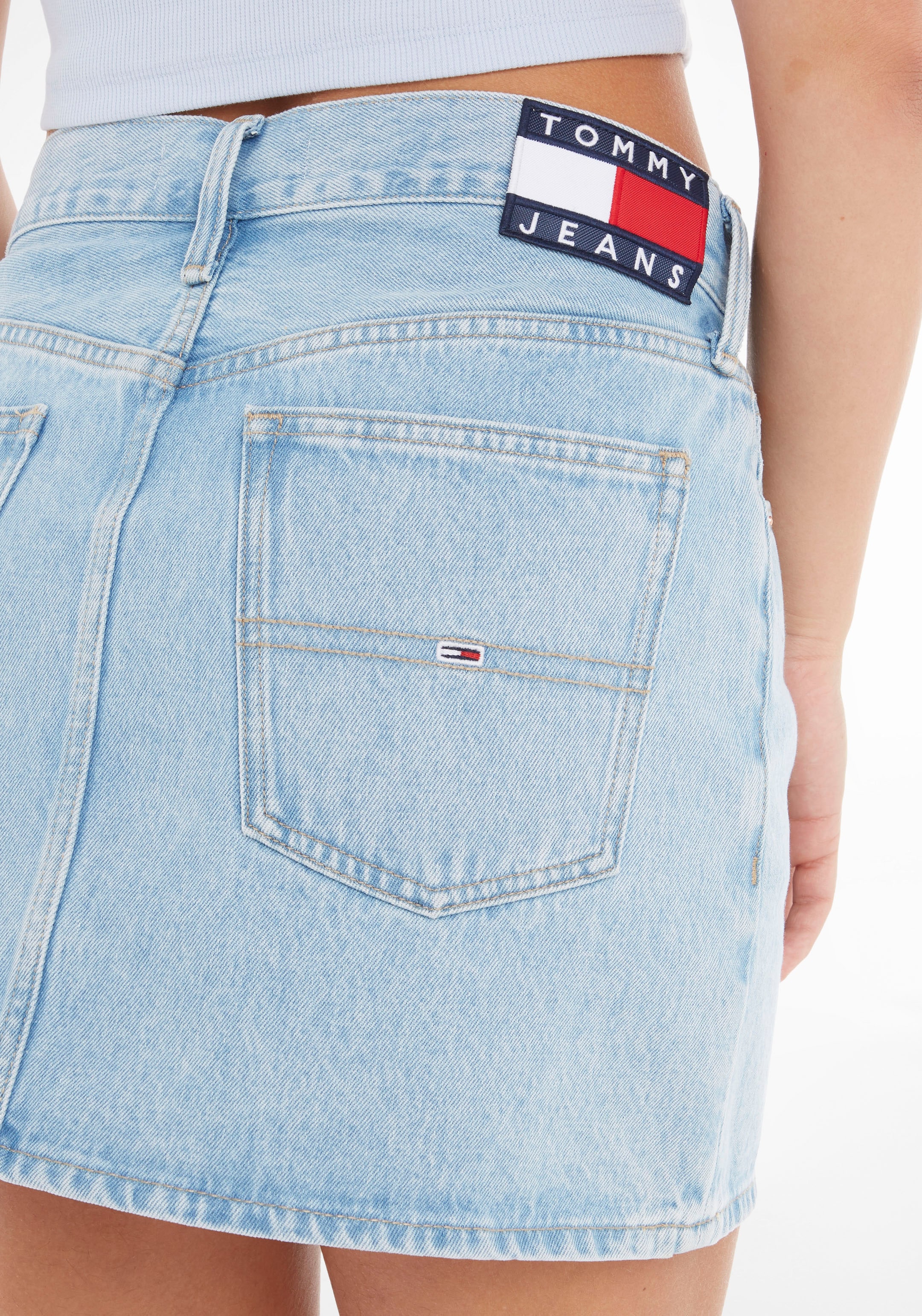 Tommy BG4015«, SKIRT Jeans ♕ MINI kaufen DENIM Jeans »IZZIE versandkostenfrei Tommy Jeansrock Logo-Badge mit