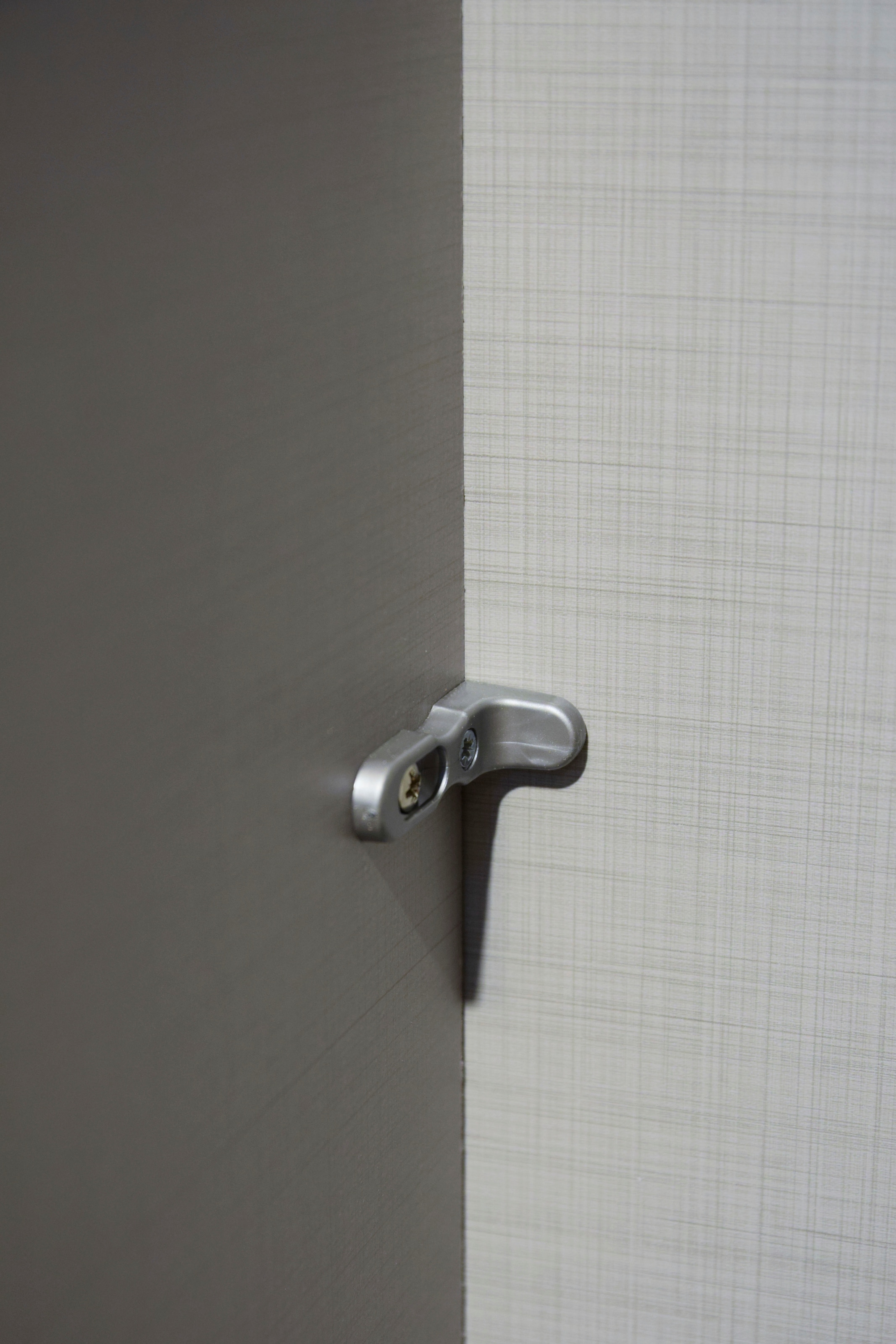 Wimex Kleiderschrank »Cottbus, in weiss oder grau modern kombiniert mit graphitfb.Schubladen«, (in 3 Grössen, schwarze Griffe, Made in Germany), mit 4 Schubladen, wahlweise mit oder ohne Spiegel