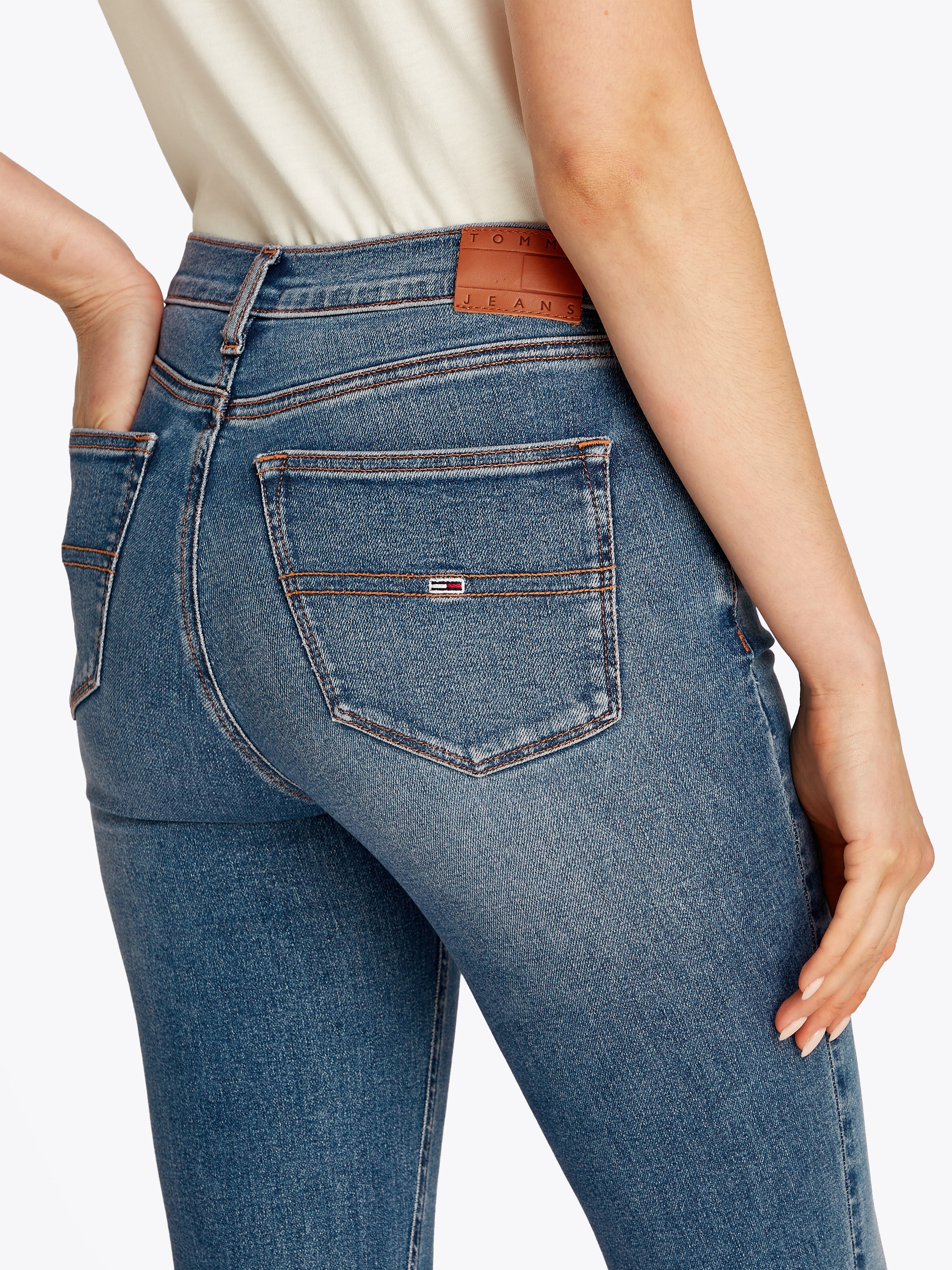 Tommy Jeans Skinny-fit-Jeans »NORA MR SKNY«, mit Waschung, mit Logo-Badge