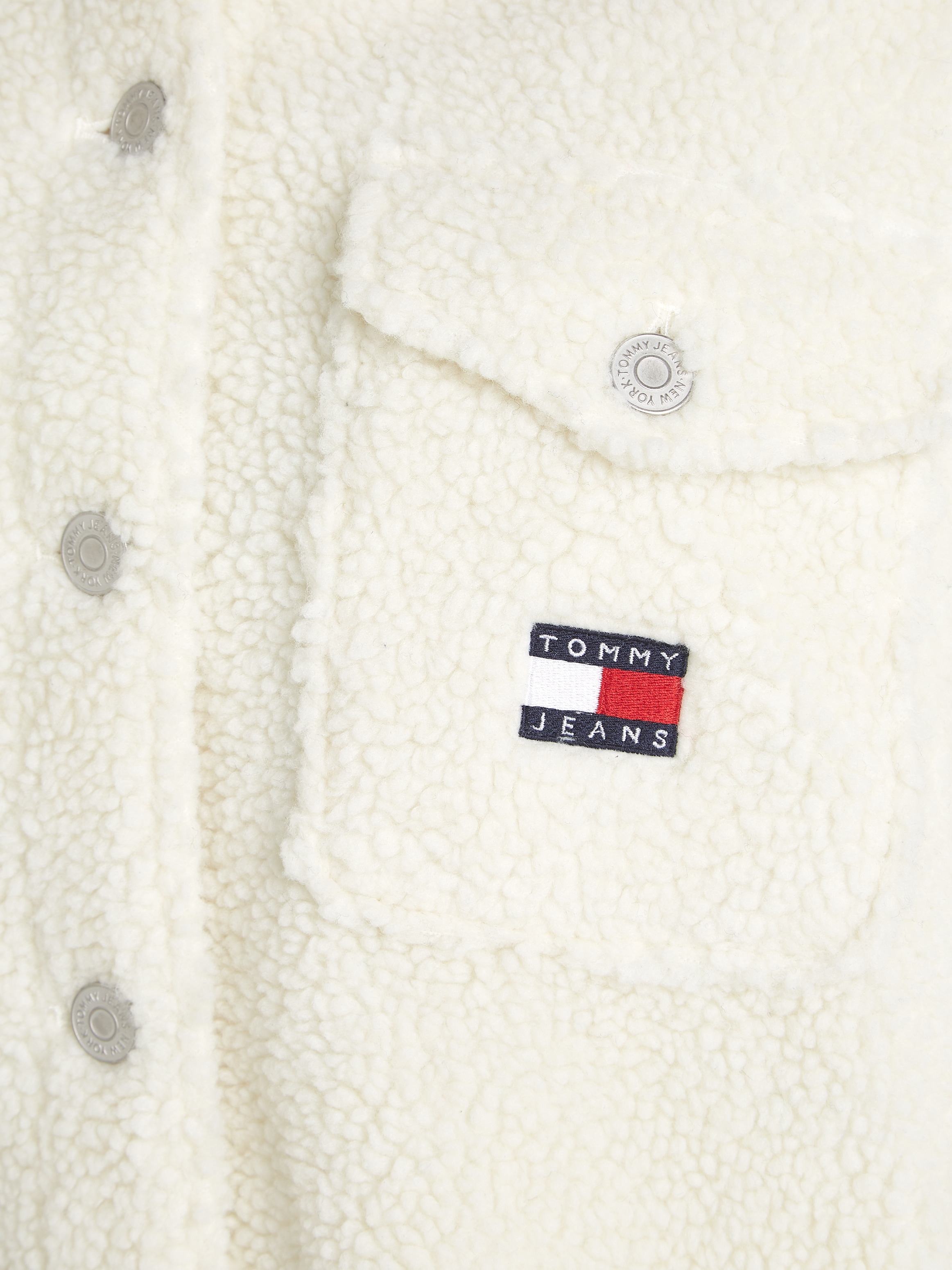Tommy Jeans Curve Outdoorbluse »TJW TEDDY BADGE OVERSHIRT EXT«, in Grossen Grössen, mit Badge