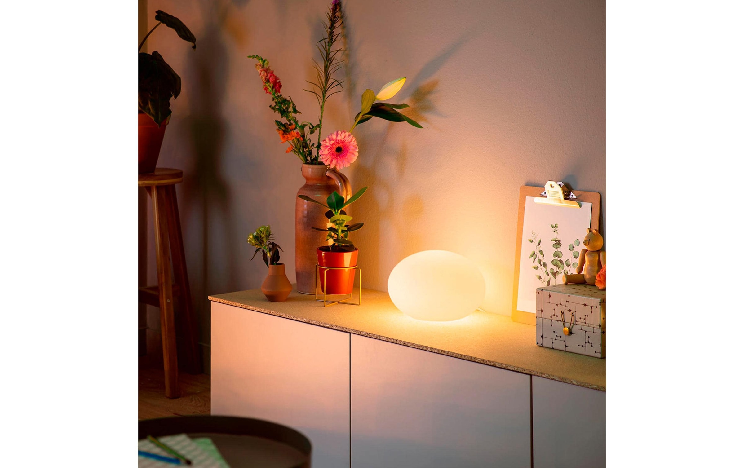 Philips Hue Lampe de table »Philips Hue Tischleuchte Flourish RGBW 810 lm « RVB