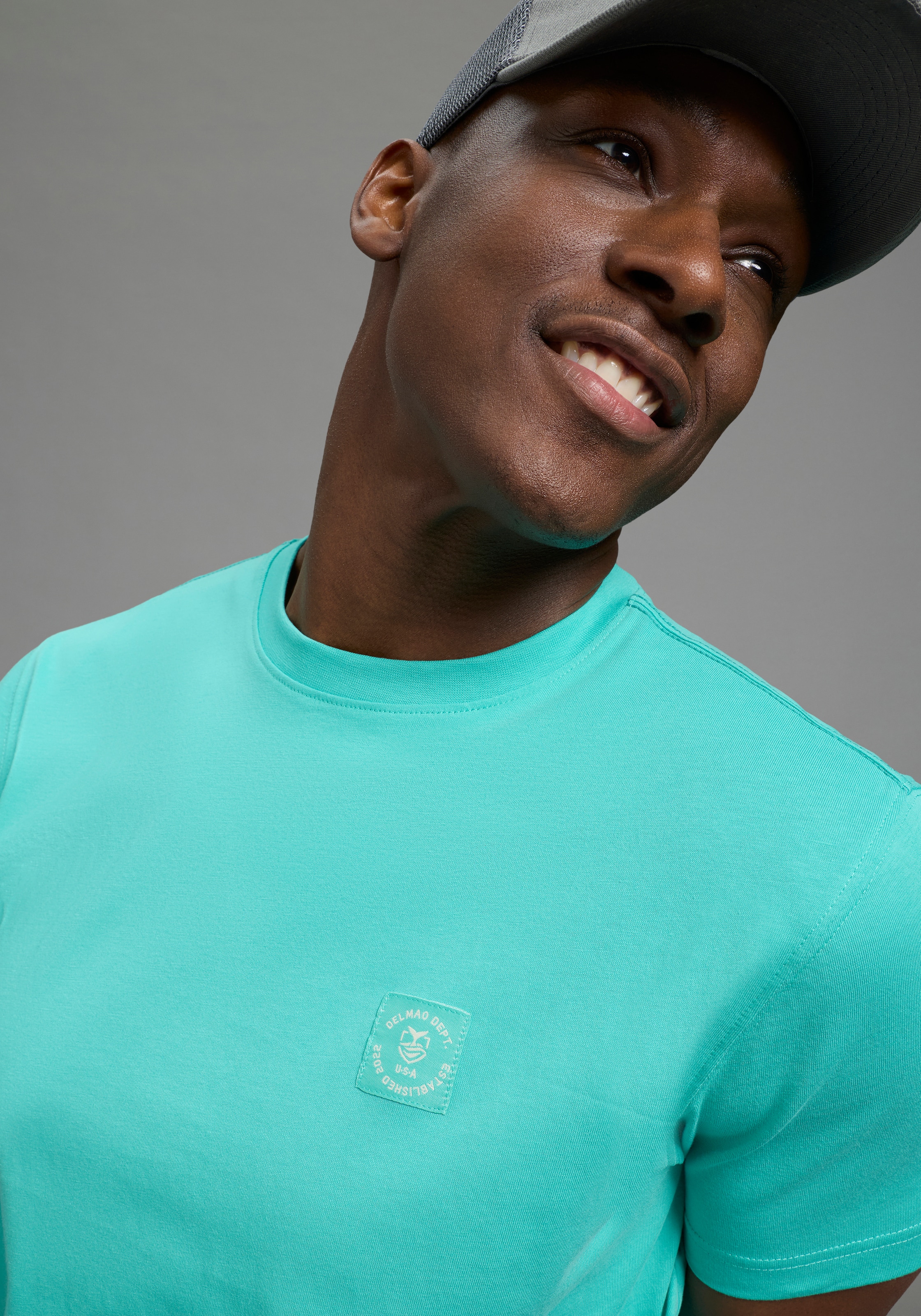 DELMAO Rundhalsshirt »Neue Kollektion!« casual Stil, Kurzarm, normale Passform, mit Print-Applikation