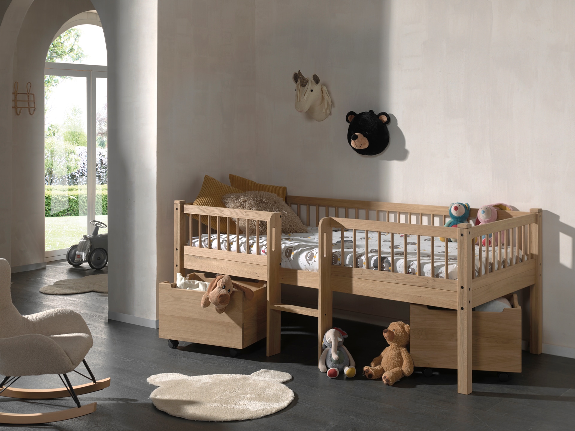 Vipack Massivholzbett »Forrest Made in Europe, stabil und hochwertig gebaut, mit 2 Rollboxen« 90/200 cm, mit Rollrost und Leiter, seitenverkehrt montierbar,  inkl. umlaufenden Absturzschutz in Sprossenoptik, Eiche natur geölt