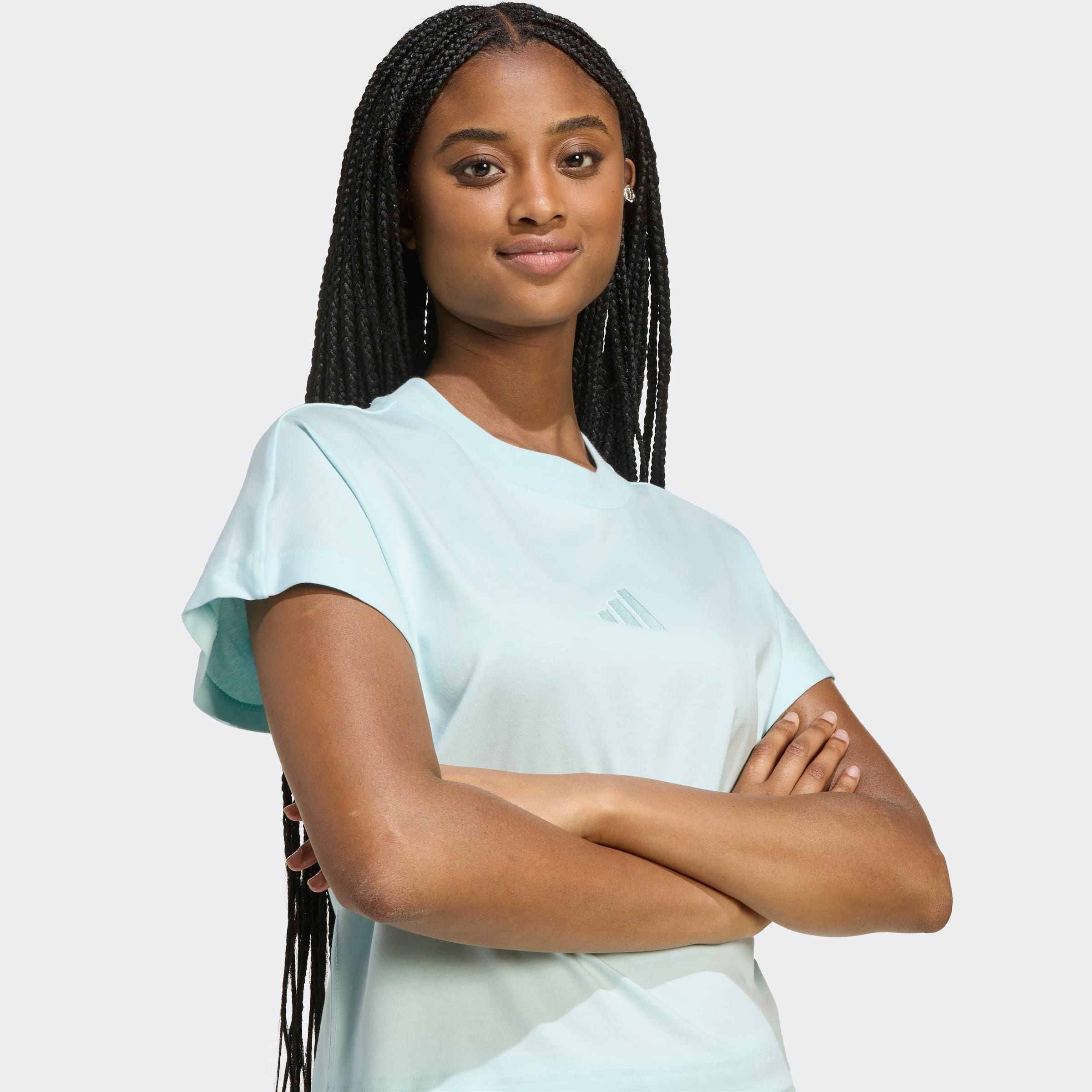 adidas Sportswear T-shirt »W ALL SZN TEE« bequeme Passform, sportlicher Stil, aufgesticktes Logo