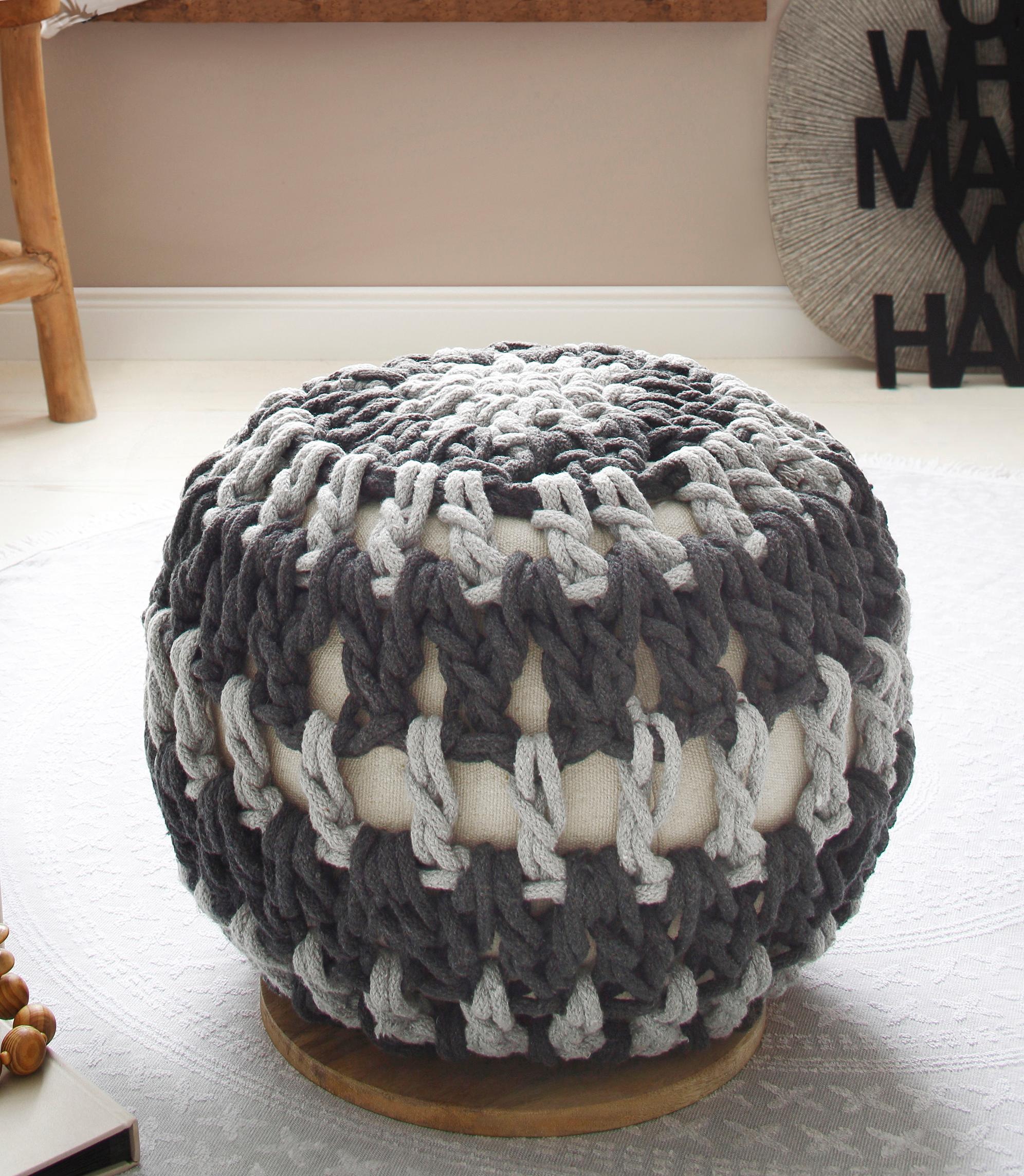 Image of Home affaire Pouf »Macreme«, mit einem schönen Webstoff Bezug, Untergestellplatte aus massivem Mangoholz bei Ackermann Versand Schweiz