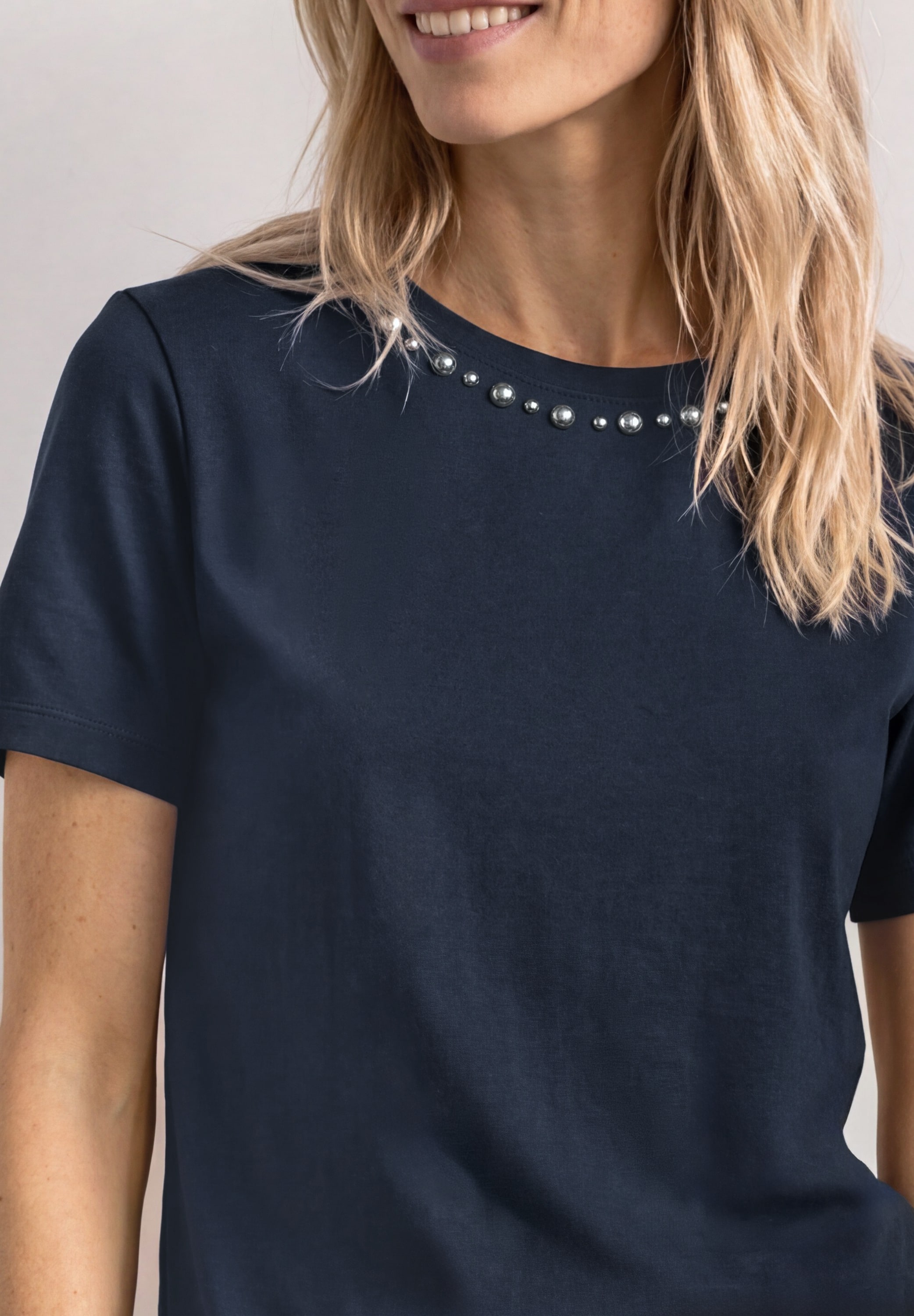 STREET ONE Kurzarmshirt Sommershirt mit dekorativen Details am Rundhals