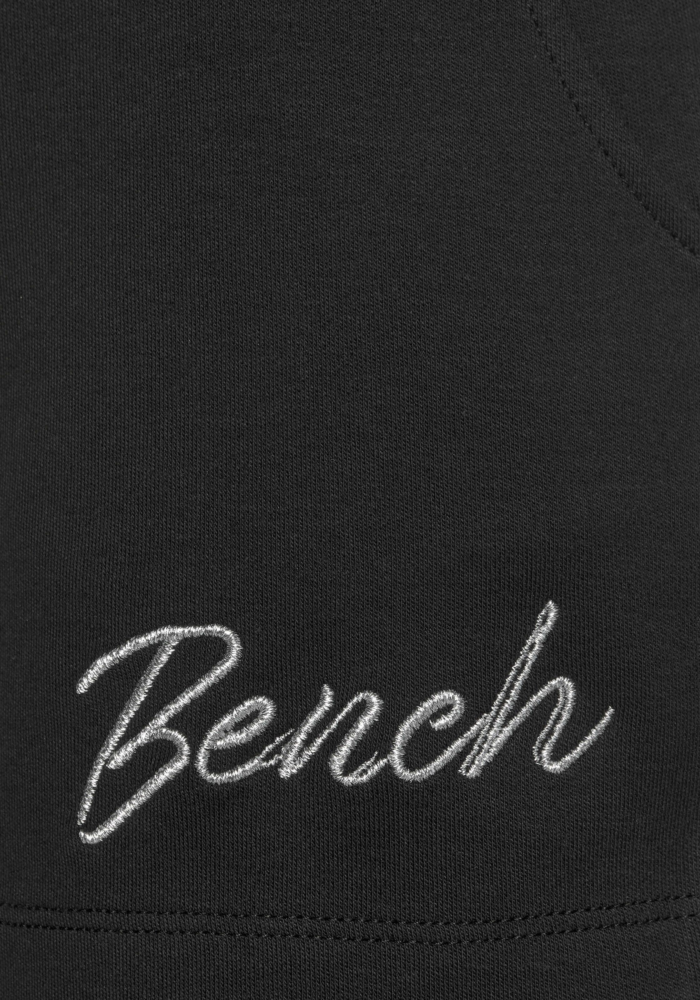 Bench. Loungewear Relaxshorts, mit kleiner glänzenden Logostickerei, Loungeanzug