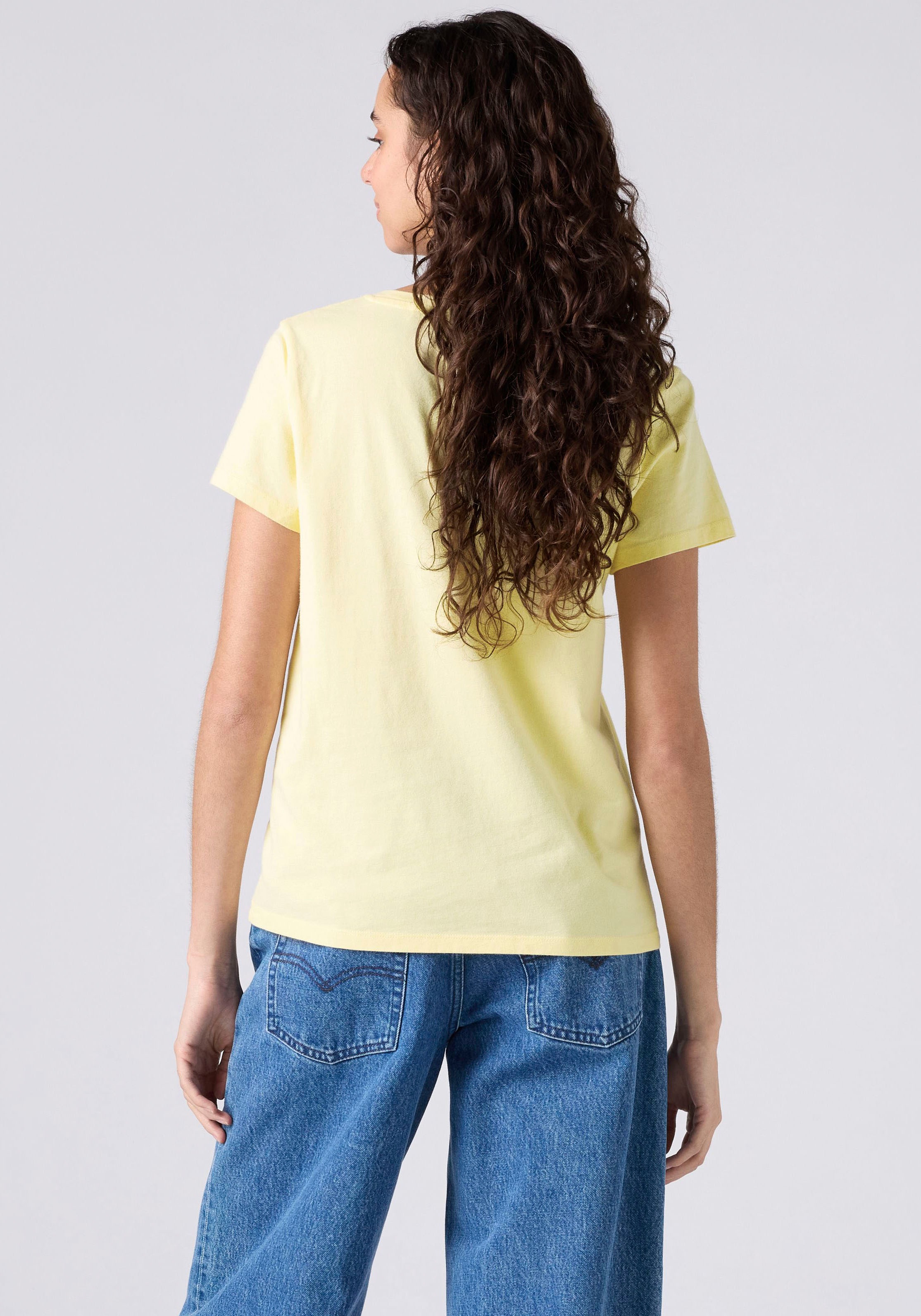 Levi's® V-Shirt »Perfect Tee« mit kleinem Batwing- Logo