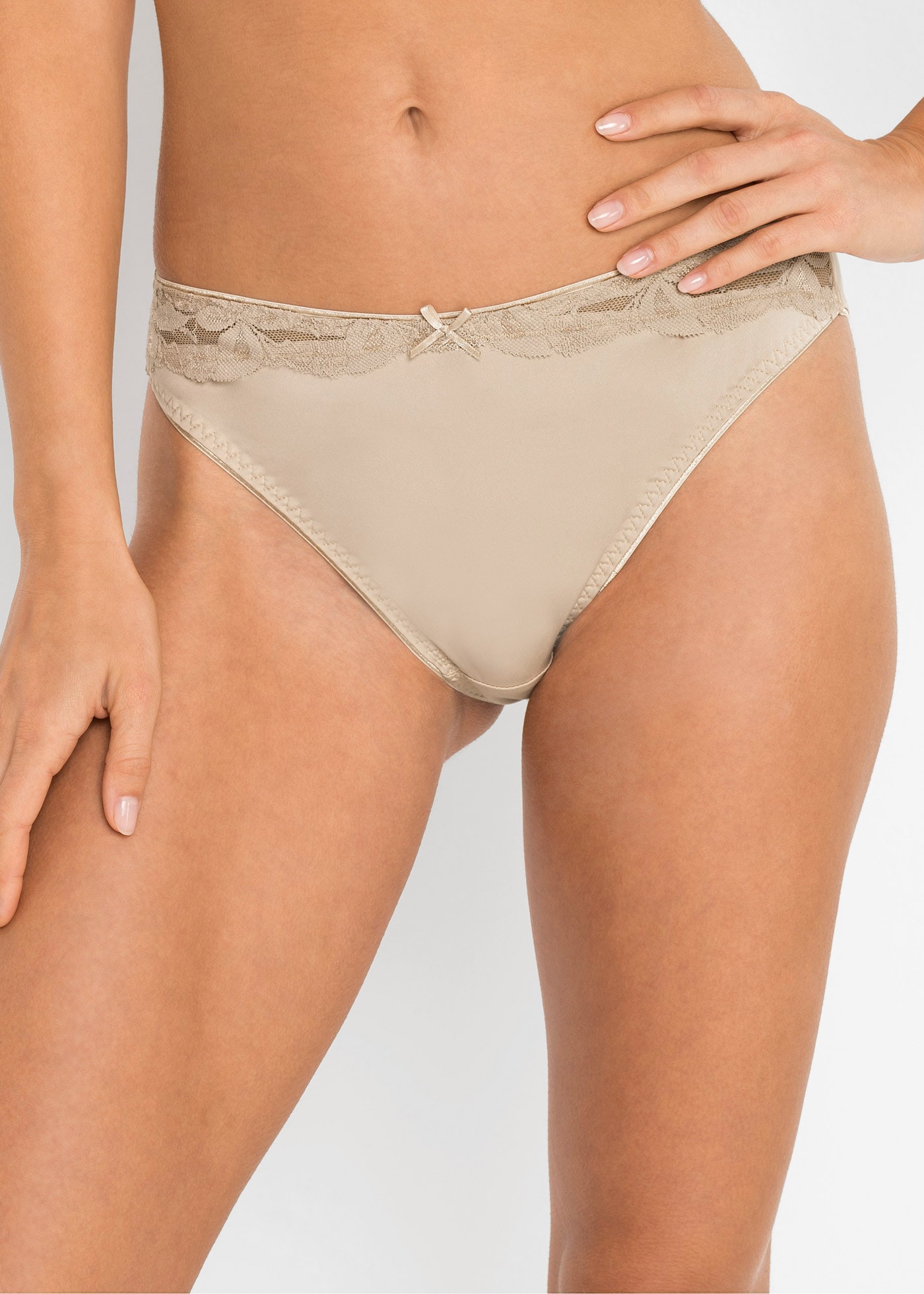 bonprix Slip »Slip mit Spitze (3er Pack)« Packung, 3 cuis mit zweifarbigem Stickereieinsatz, mit zarter Spitze, 3er Pack