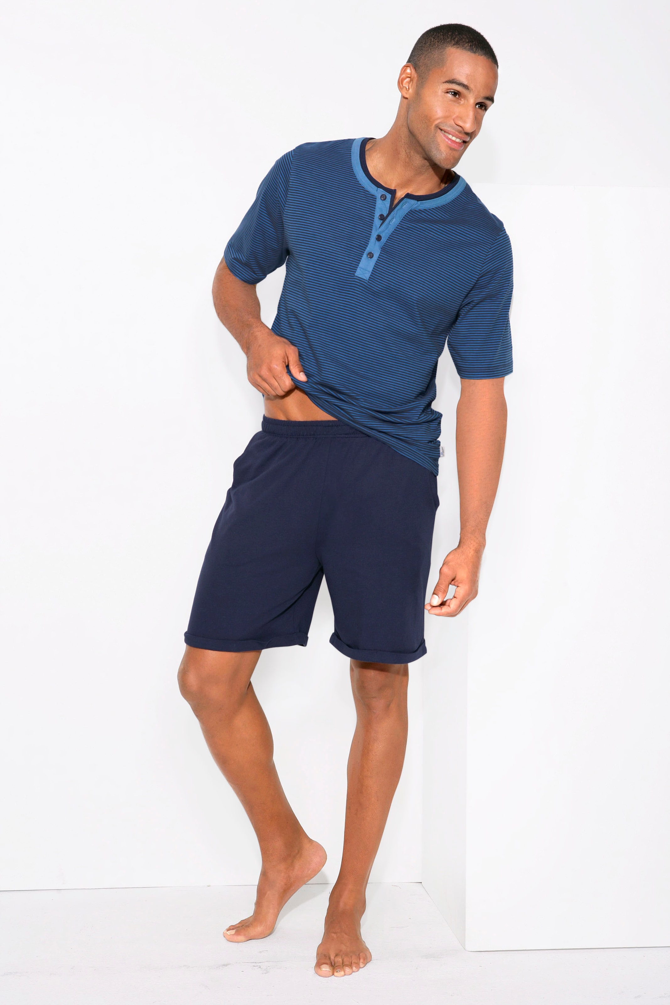 AUTHENTIC LE JOGGER Pyjama, (2 tlg., 1 Stück), Schlafanzug mit aufwendigem Ausschnitt und Knopfleiste
