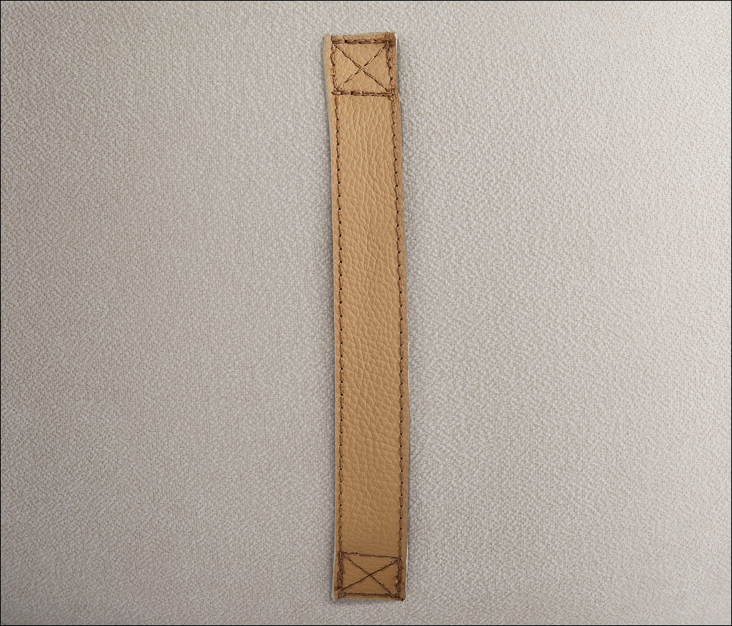 s.Oliver Tabouret »Finnian, moderner Designhocker mit Lederriemen, softes Design« hochwertig, zum Wohlfühlen in Luxus-Microfaser/Struktur oder in Bouclé