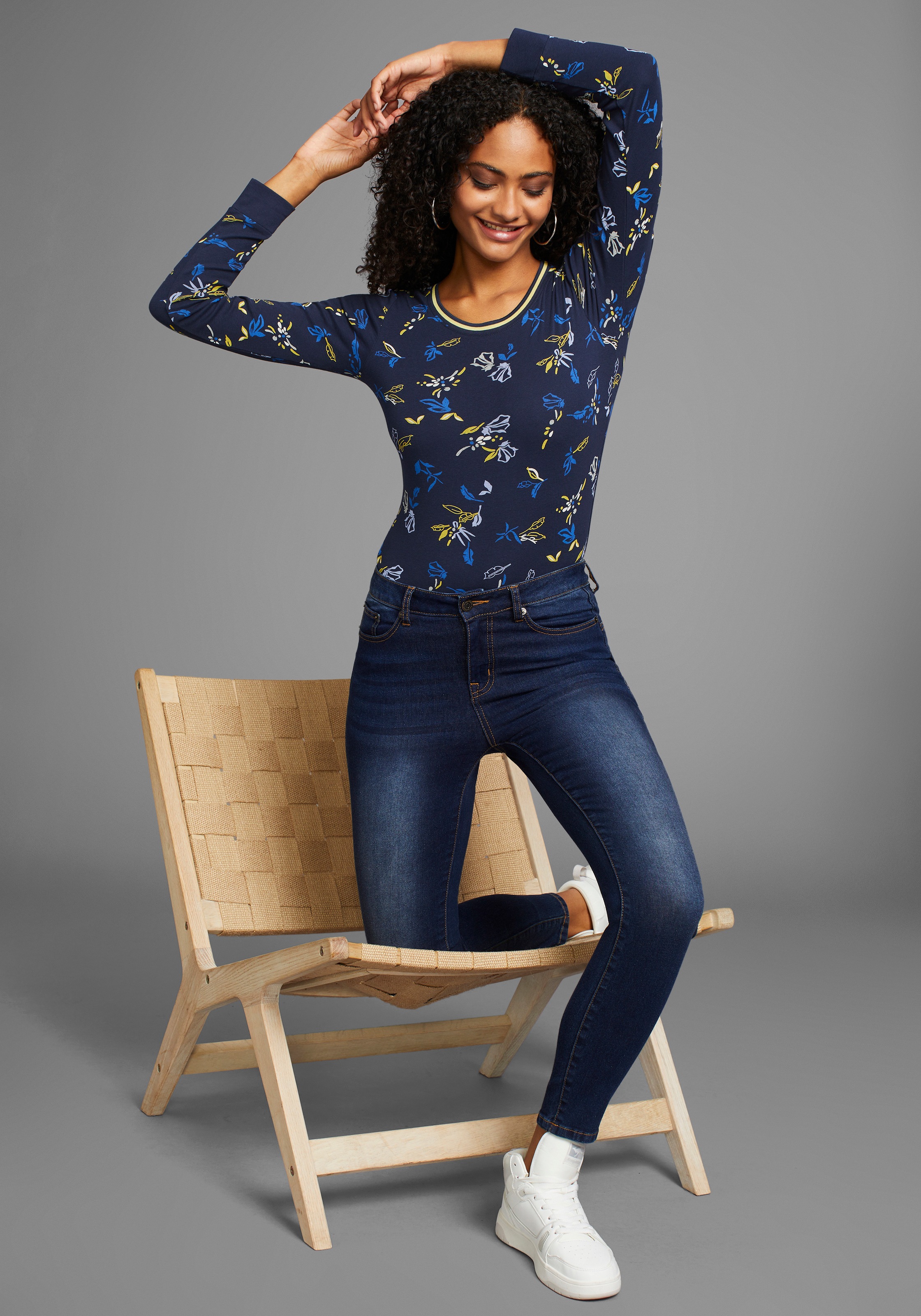 KangaROOS Langarmshirt, mit Allover-Print und Kontrastdetails