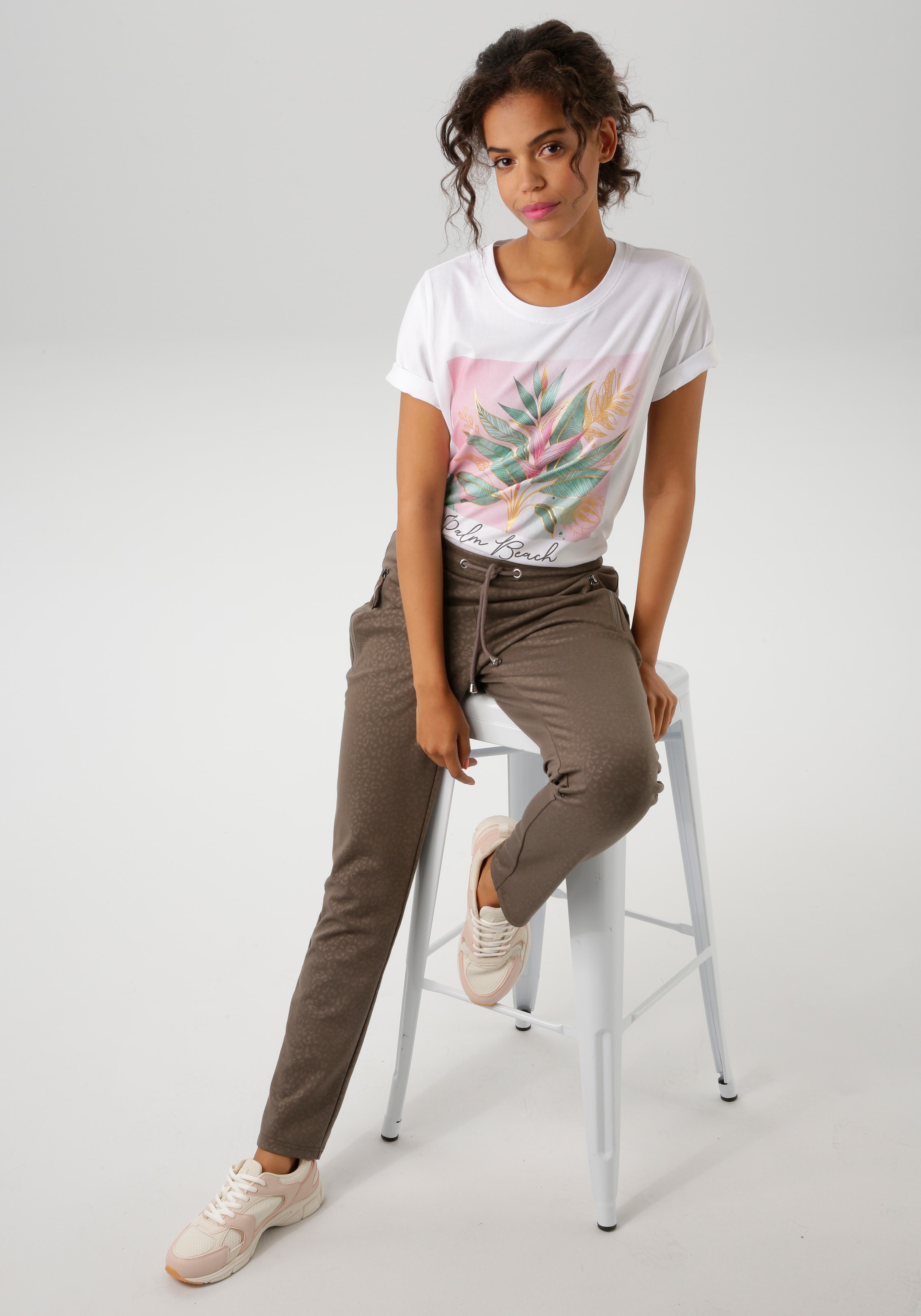 Aniston CASUAL T-Shirt, mit goldfarbenen Glitzerdruck verzierter Frontprint