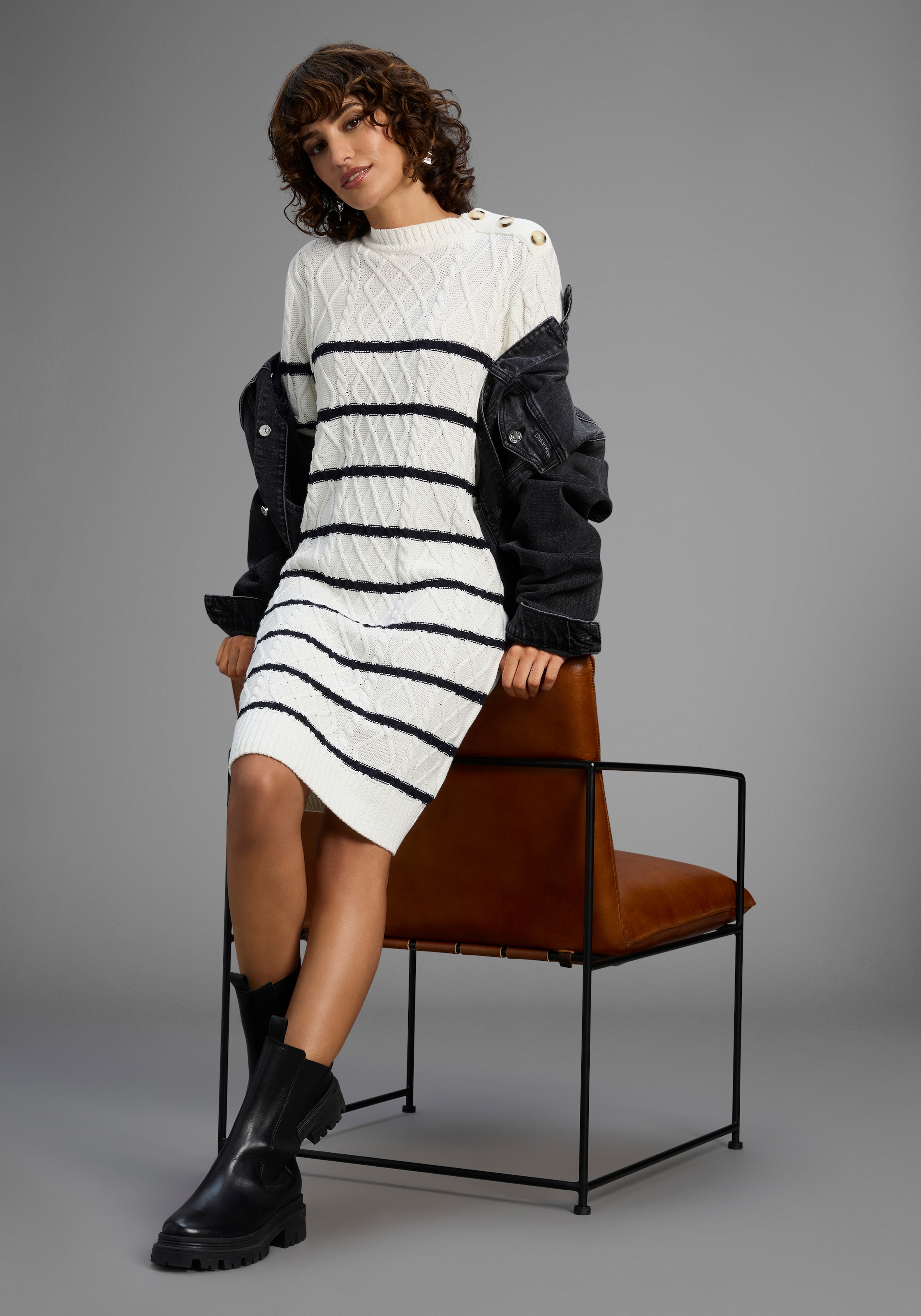 Image of Laura Scott Strickkleid mit Zopfstrickmuster und Zierknöpfen - NEUE KOLLEKTION
