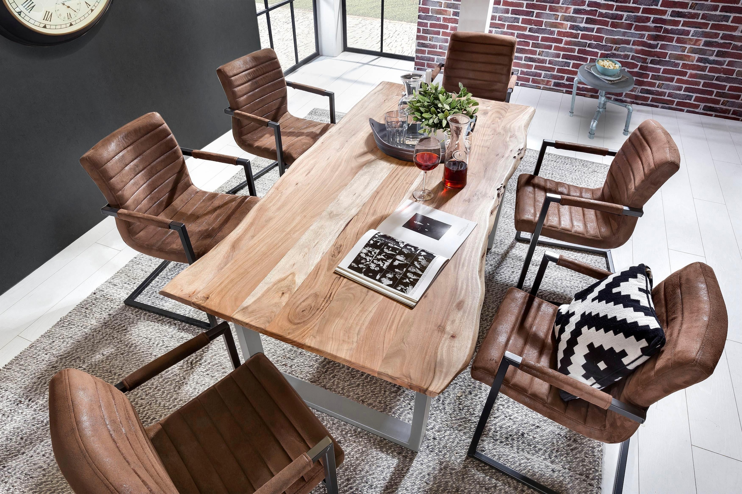 SIT Table de salle à manger »Xàtiva aus Akazienholz Massivholz mit Baumkante & Stahlgestell« Bord naturel d'arbre rencontre une structure moderne en acier en U