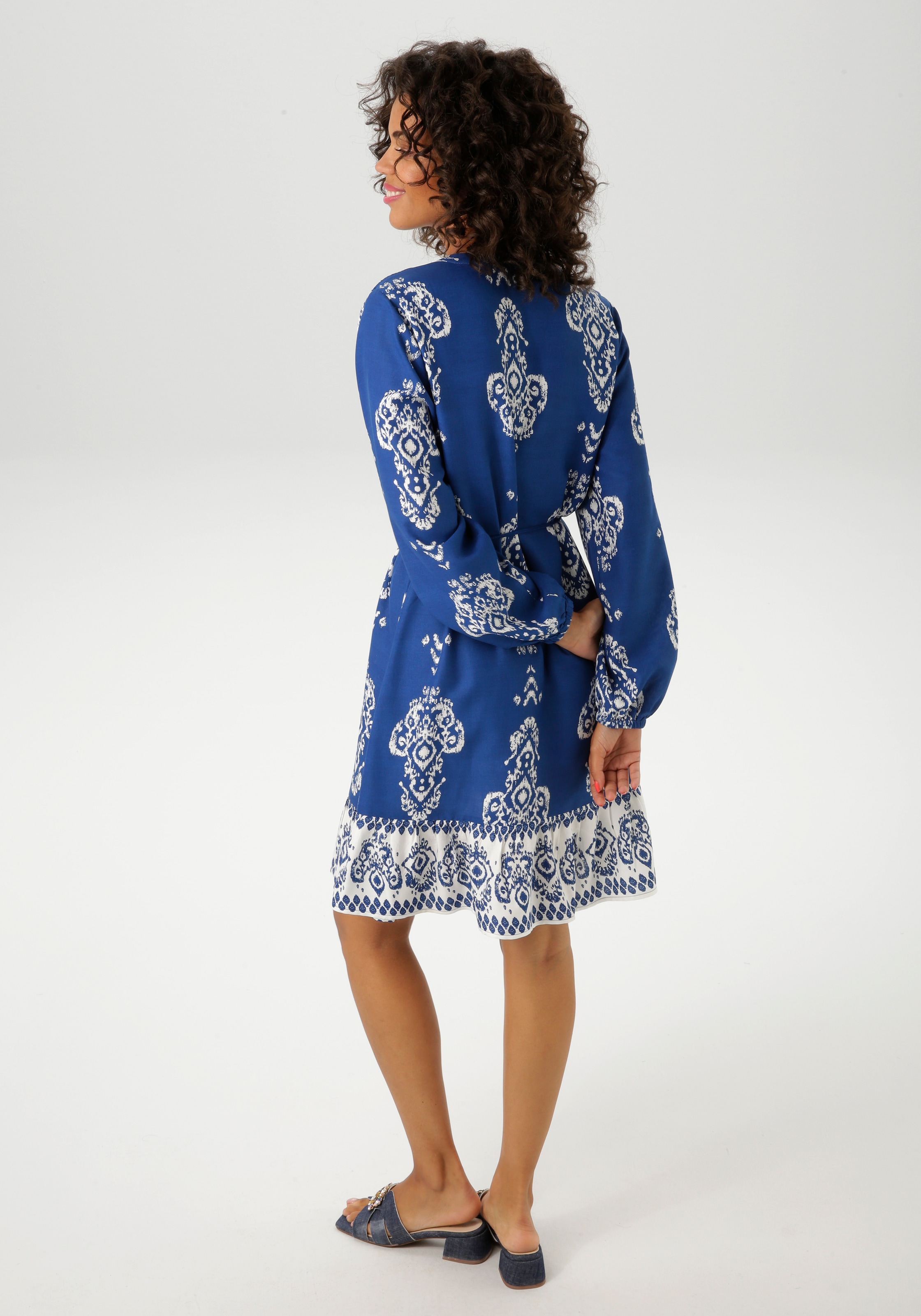 Aniston CASUAL Tunikakleid, (mit abnehmbarem Kordel-Bindeband), mit Ornament-Druck und gekontertem Volant