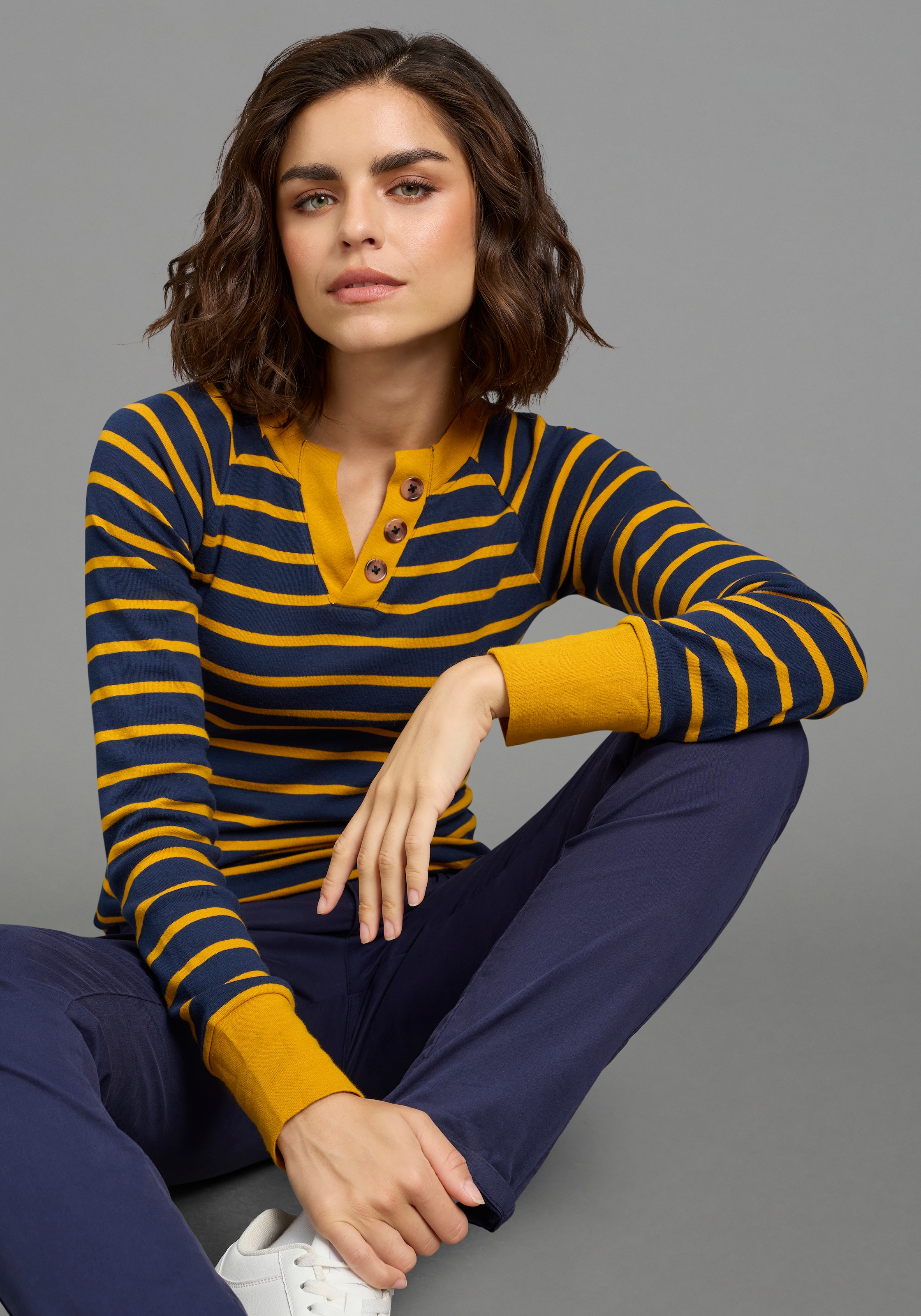 Image of KangaROOS Langarmshirt mit Rundhals, hüftbedeckende Länge, figurbetonte Passform