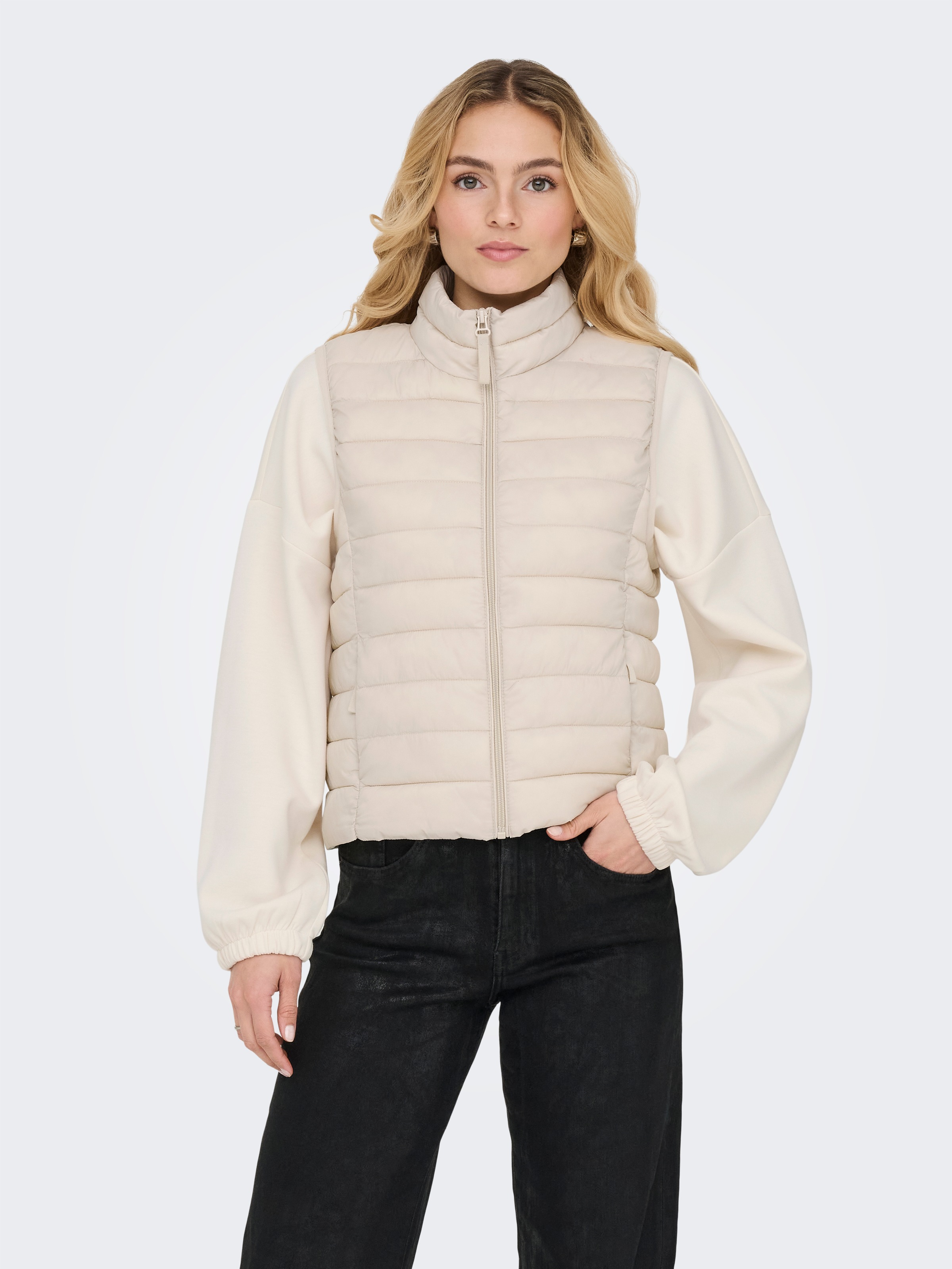 Image of ONLY Steppweste "ONLTAHIA LW QUILTED WAISTCOAT OTW CC OTW" leicht glänzende Oberfläche