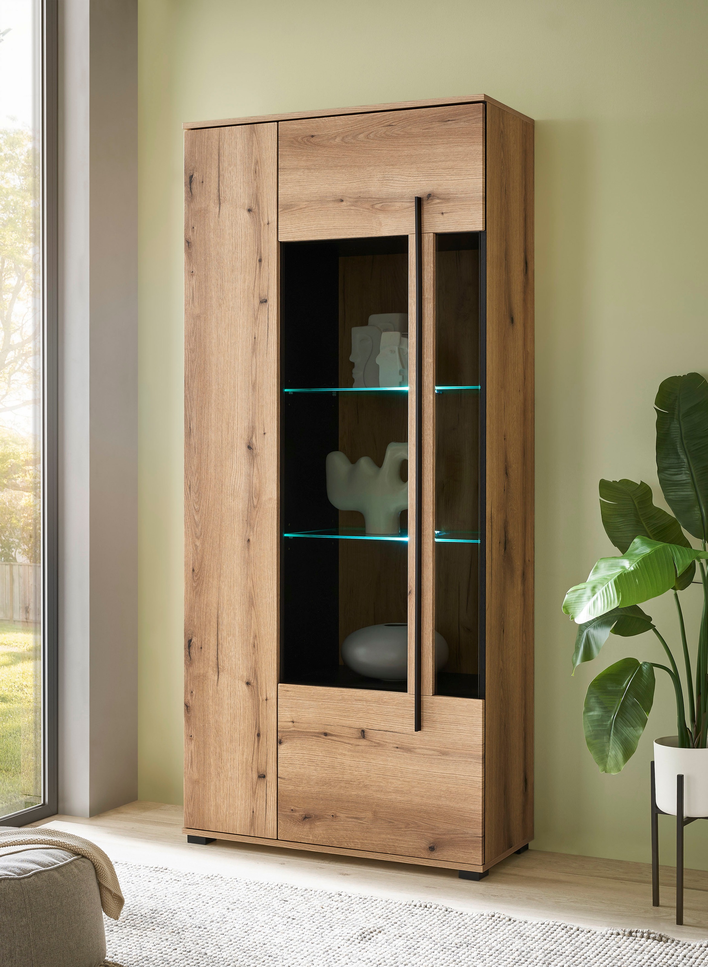INOSIGN Vitrine »Cantara, Vitrinenschrank in Eiche Evoke oder weiss, Standvitrine«, schwarzer Stangengriff, ausreichend Stauraum, vielseitig einsetzbar
