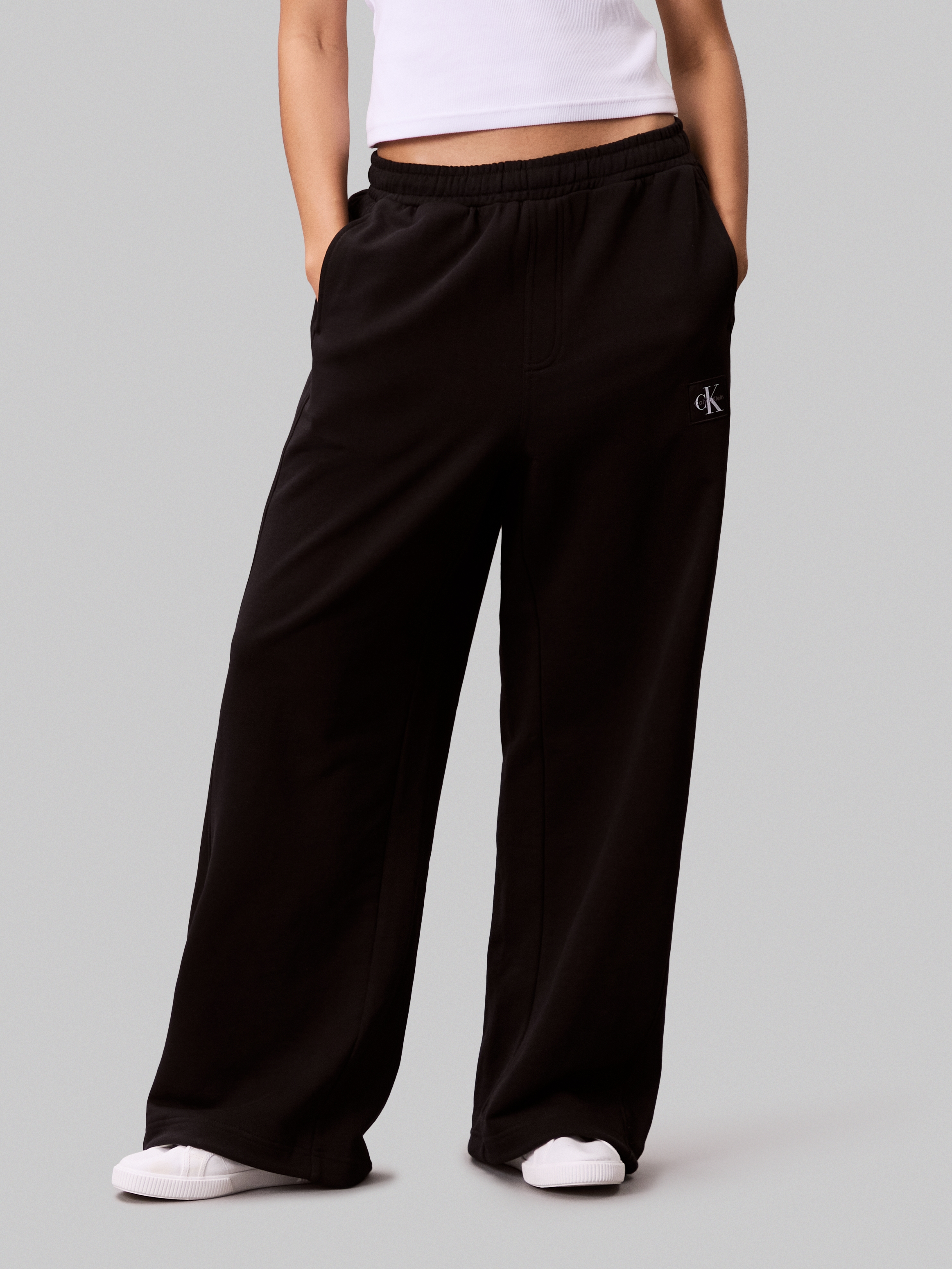 Image of Calvin Klein Sweathose "A- FRENCH TERRY BADGE LOGO PANT" mit weitem Bein