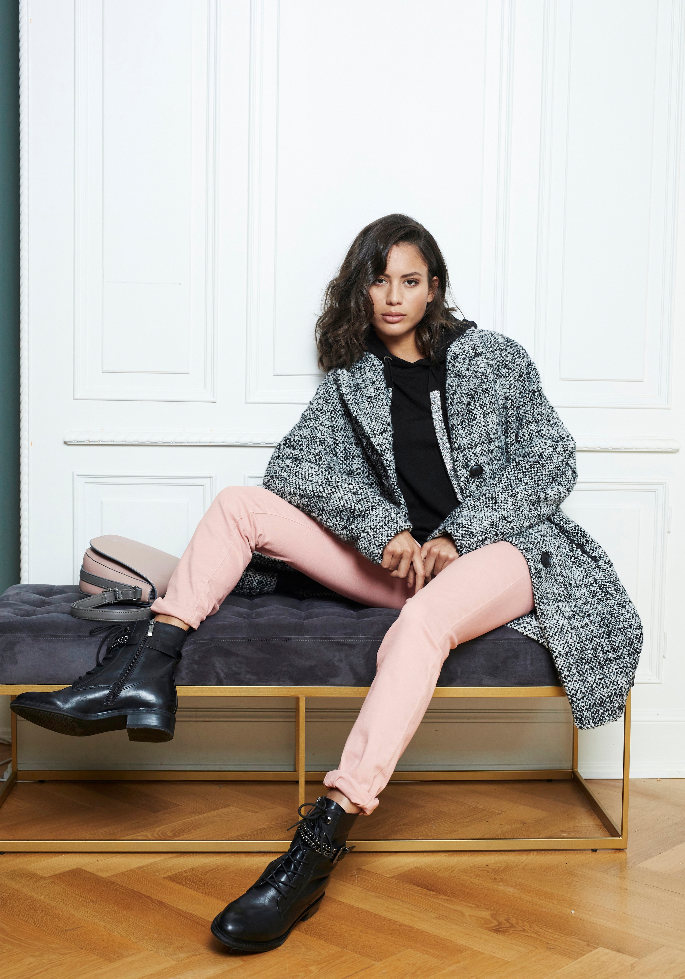 Laura Scott mit Kapuze und glitzernden Bändern