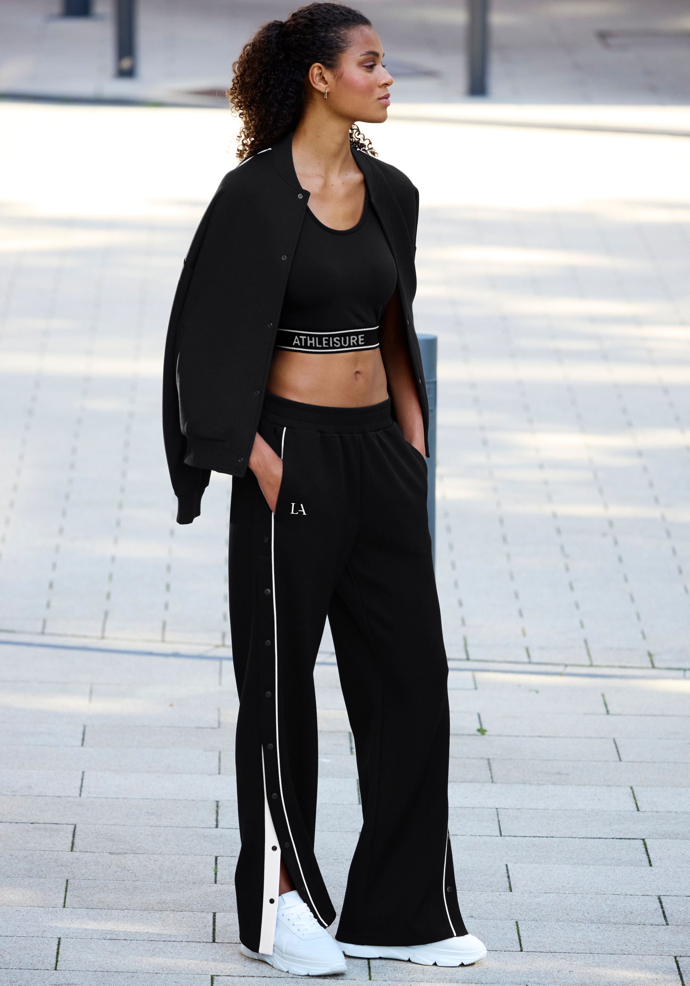 LASCANA ACTIVE Jogginghose  mit seitlicher Knopfleiste