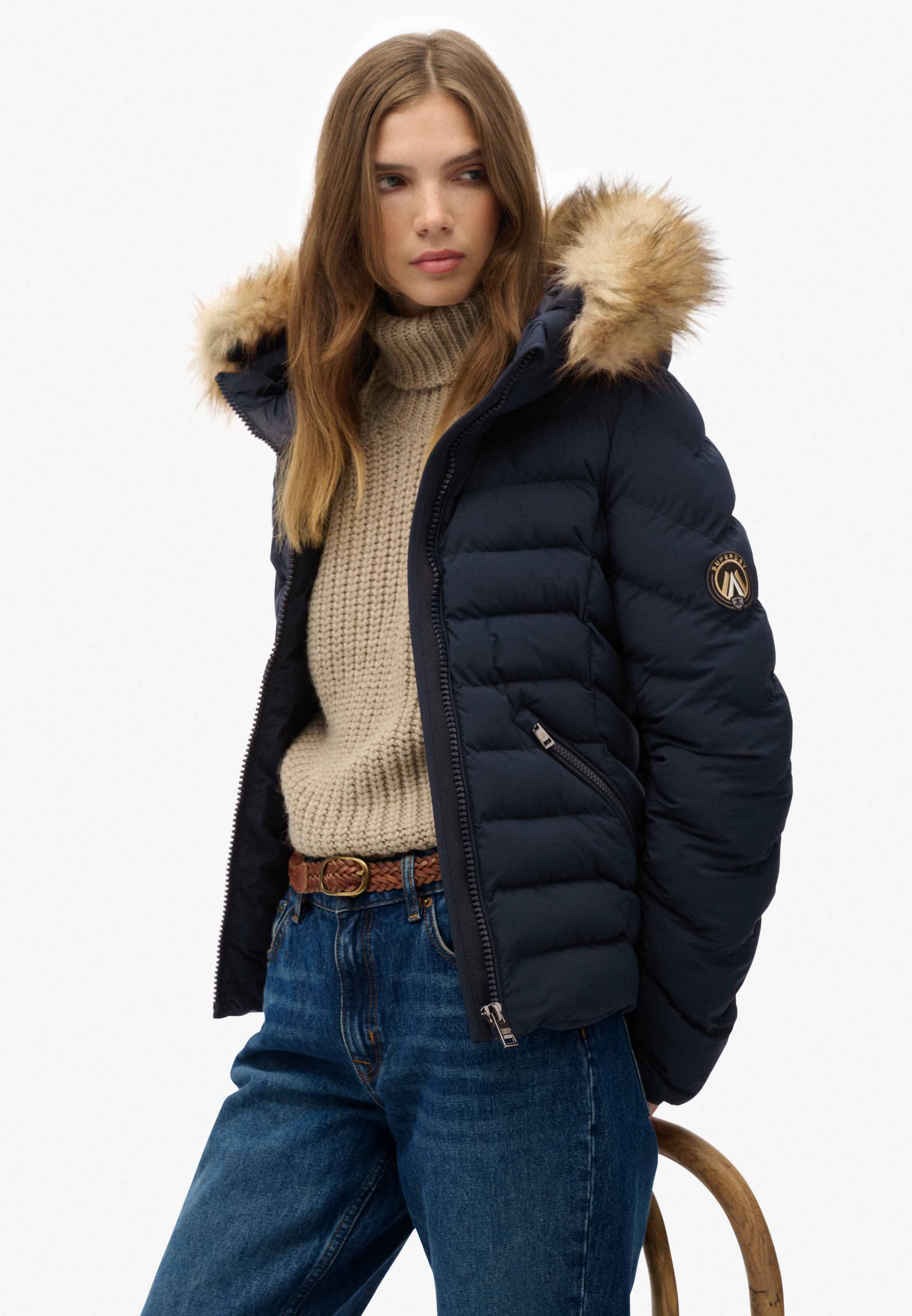 Superdry Veste matelassée »FUJI FAUX FUR HOOD PADDED JKT« avec capuche avec étiquette de marque, Slim Fit, col montant, en tissu tissé
