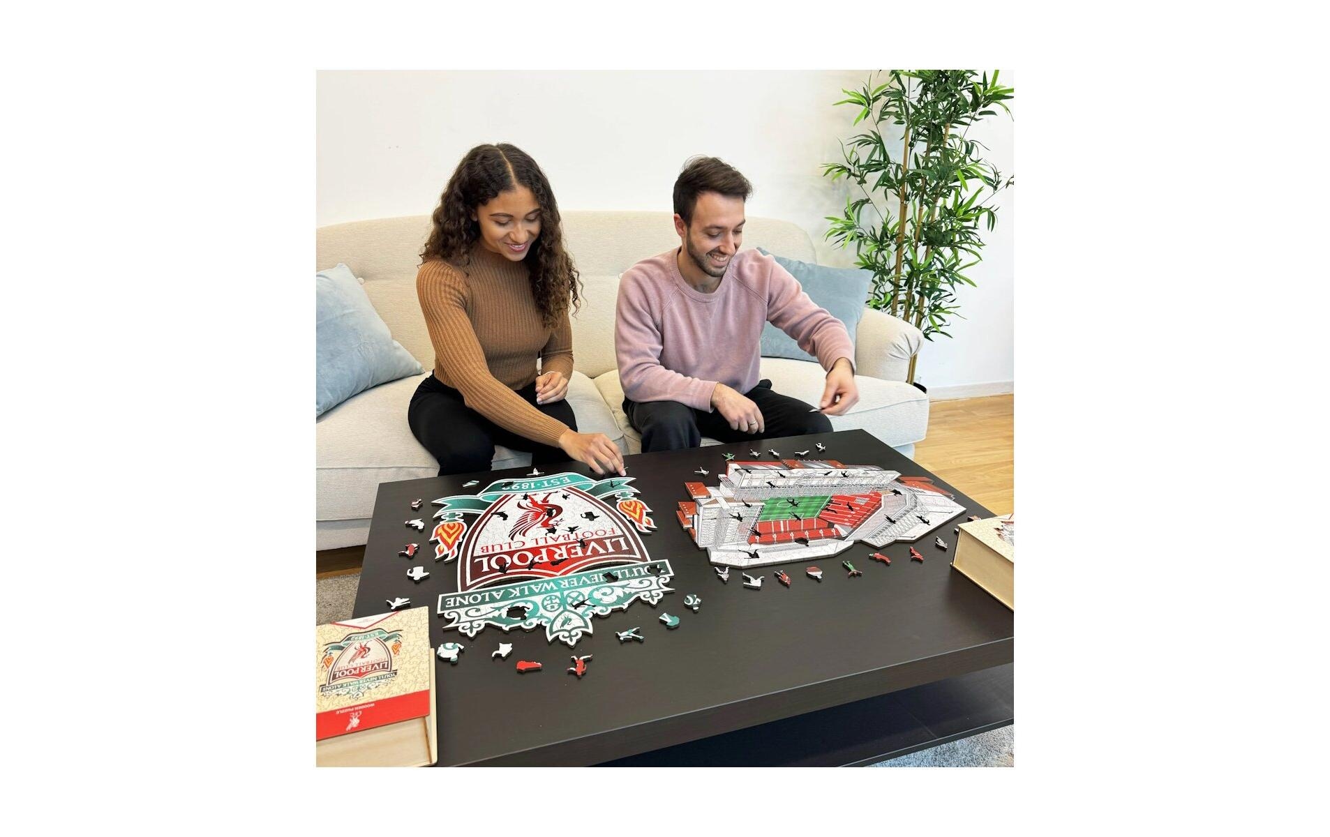   Puzzle »Iconic Liverpool FC – Anfield Stadium« Holzart: Birke (Herkunftsland: China)