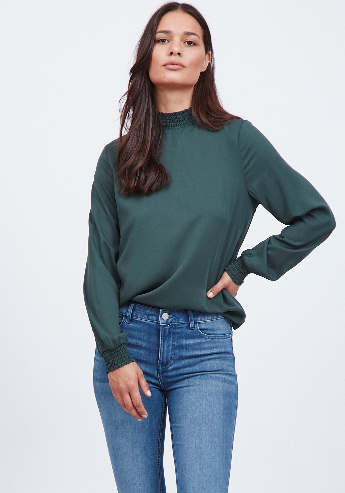 Image of Vila Shirtbluse »VIDANIA«, mit gesmoktem Ärmel- und Ausschnittabschluss bei Ackermann Versand Schweiz