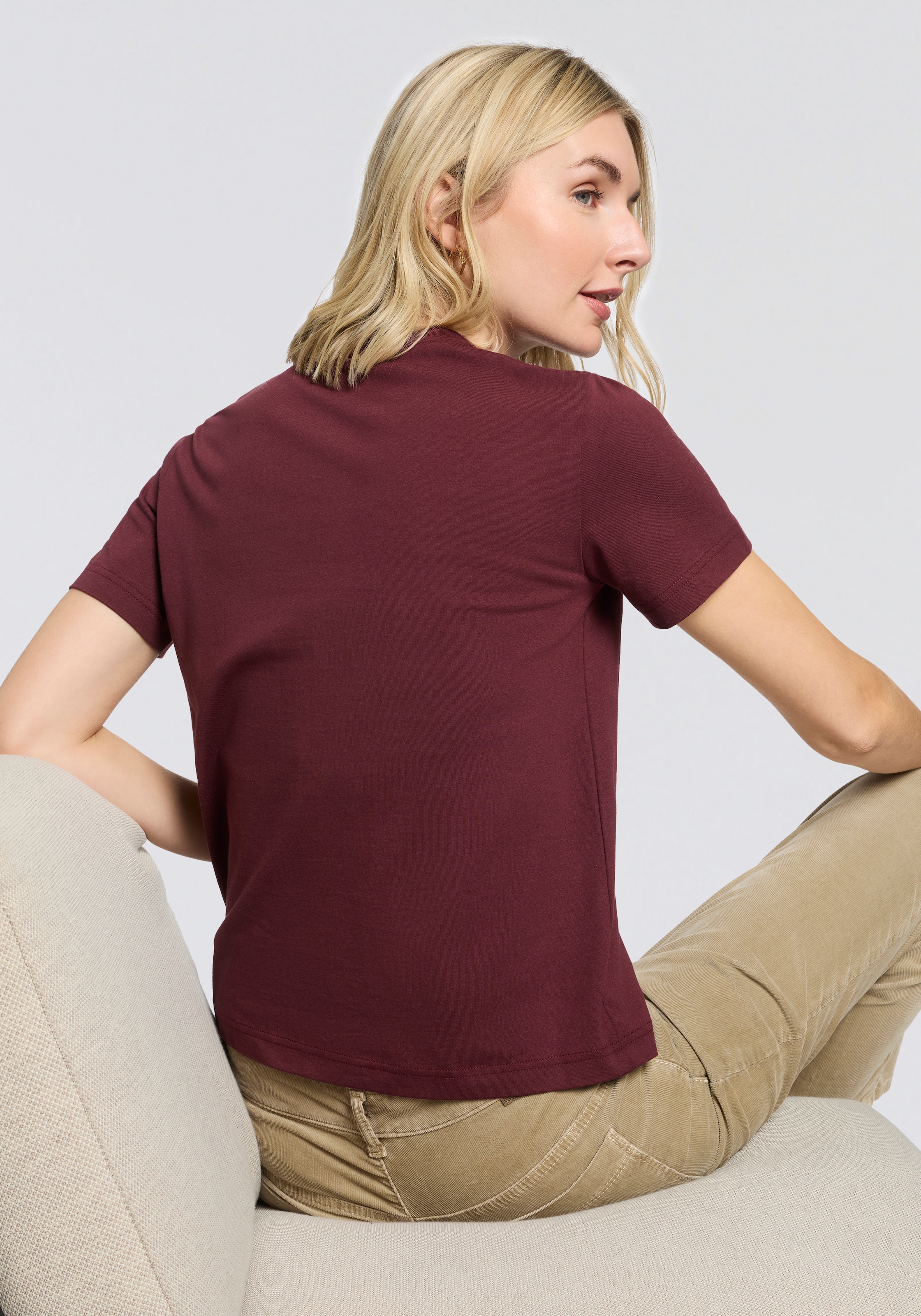 Gant T-Shirt »REG TONAL SHIELD SS T-SHIRT«, Rundhals, Ton in Ton Stickerei