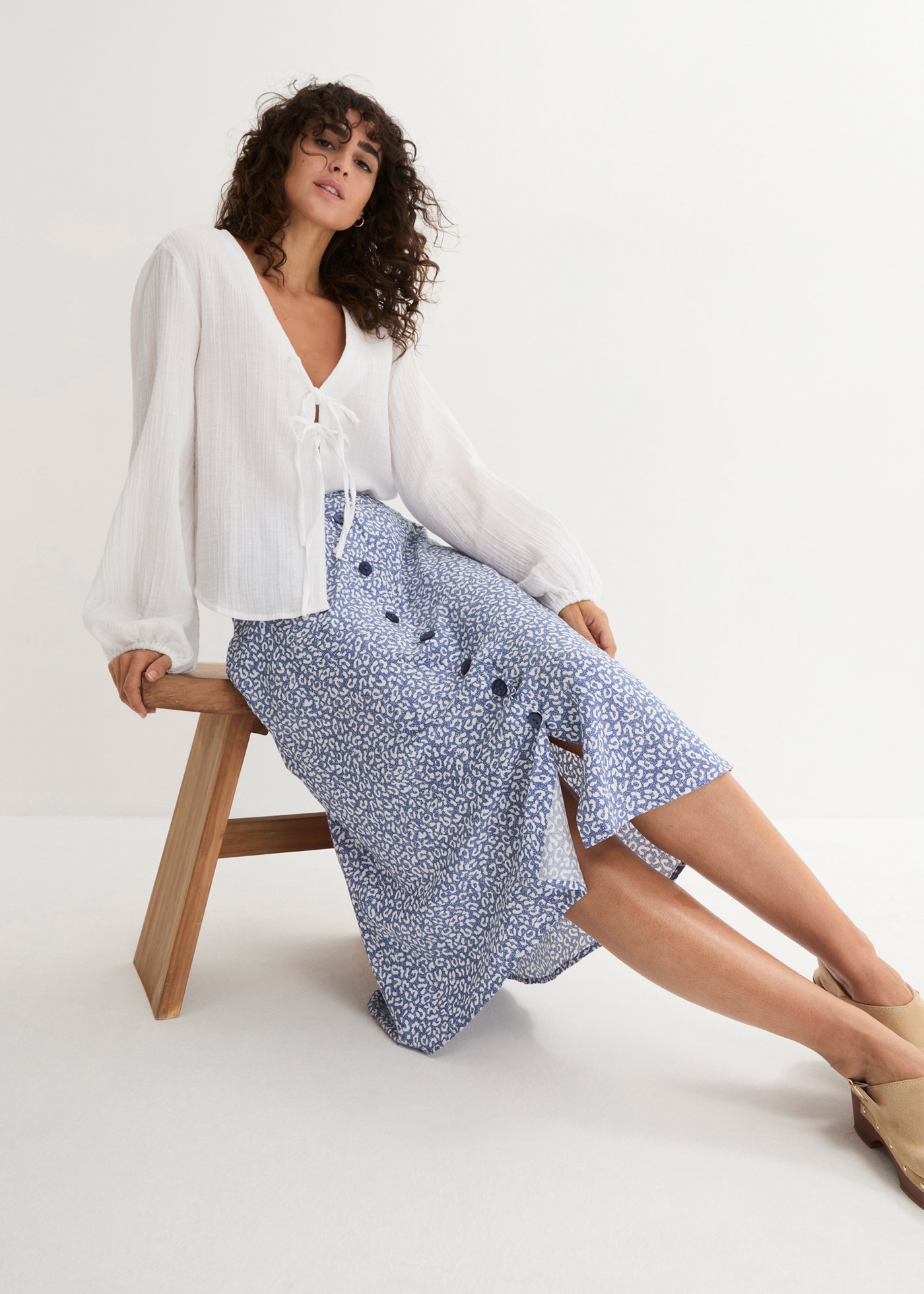 bonprix Jupe d'été aus Viskose, ausgestellte Passform, grafisches Muster, mit Gummizug