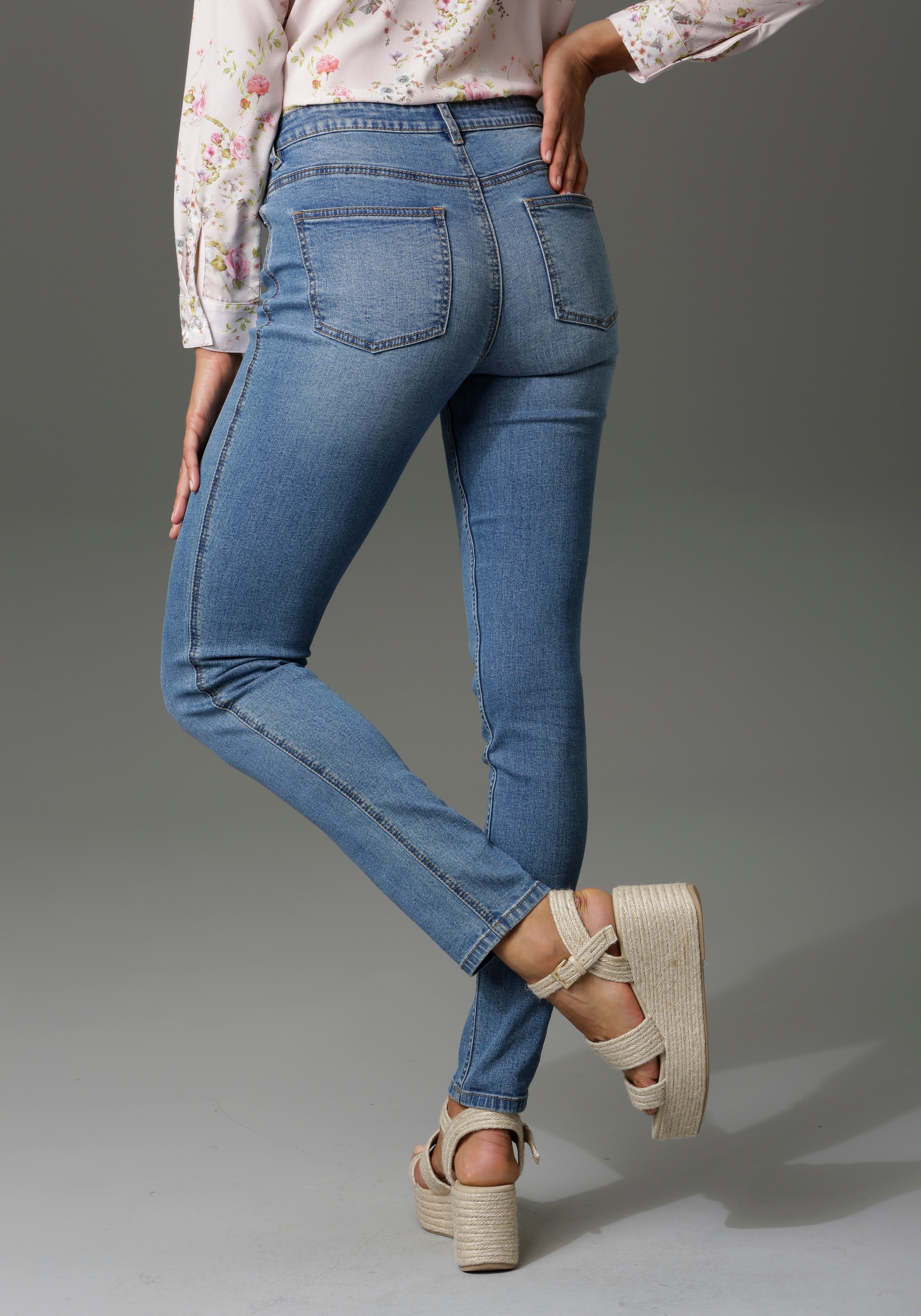 regular Slim-fit-Jeans, CASUAL Aniston Waist auf versandkostenfrei